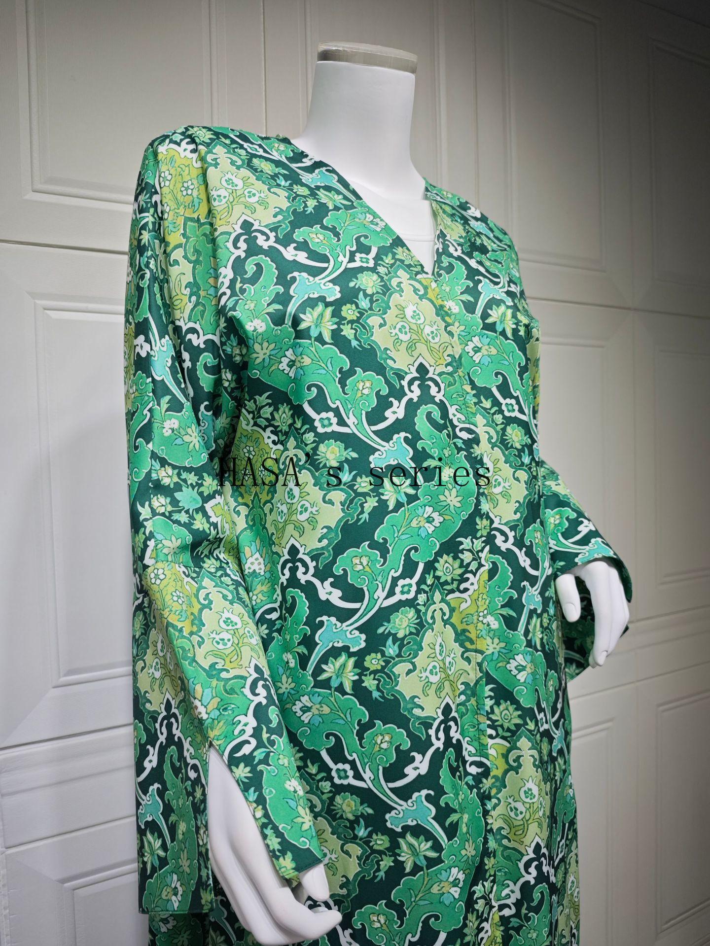 HS5088 A Stylish Two-piece Set Featuring A Snake Print Pattern, with A Loose, Shawl-style Outer Layer and A Matching Headscarf Design.