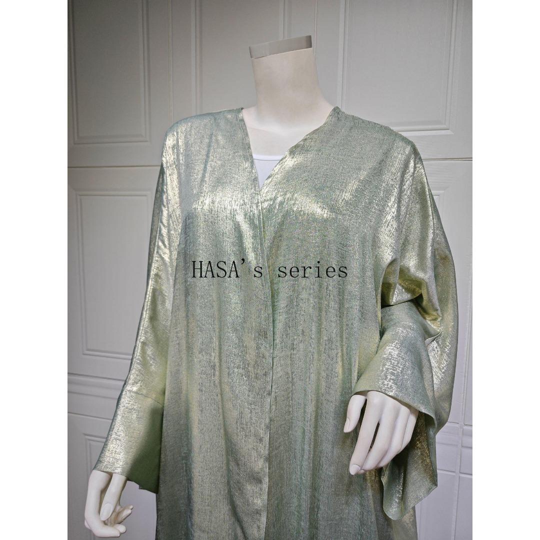 HS5091 A long robe with gilded highlights, featuring a simple yet elegant dress design.