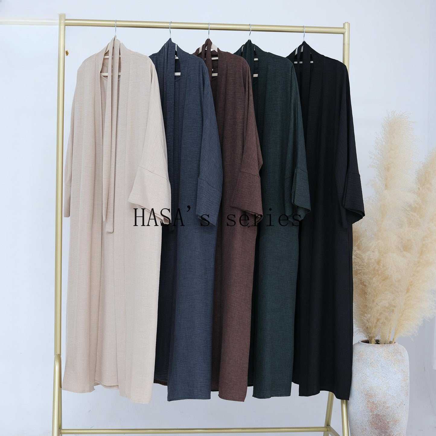 HS4854 A simple, solid-colored two-piece set, consisting of an easy-to-match robe-style dress and a matching garment.