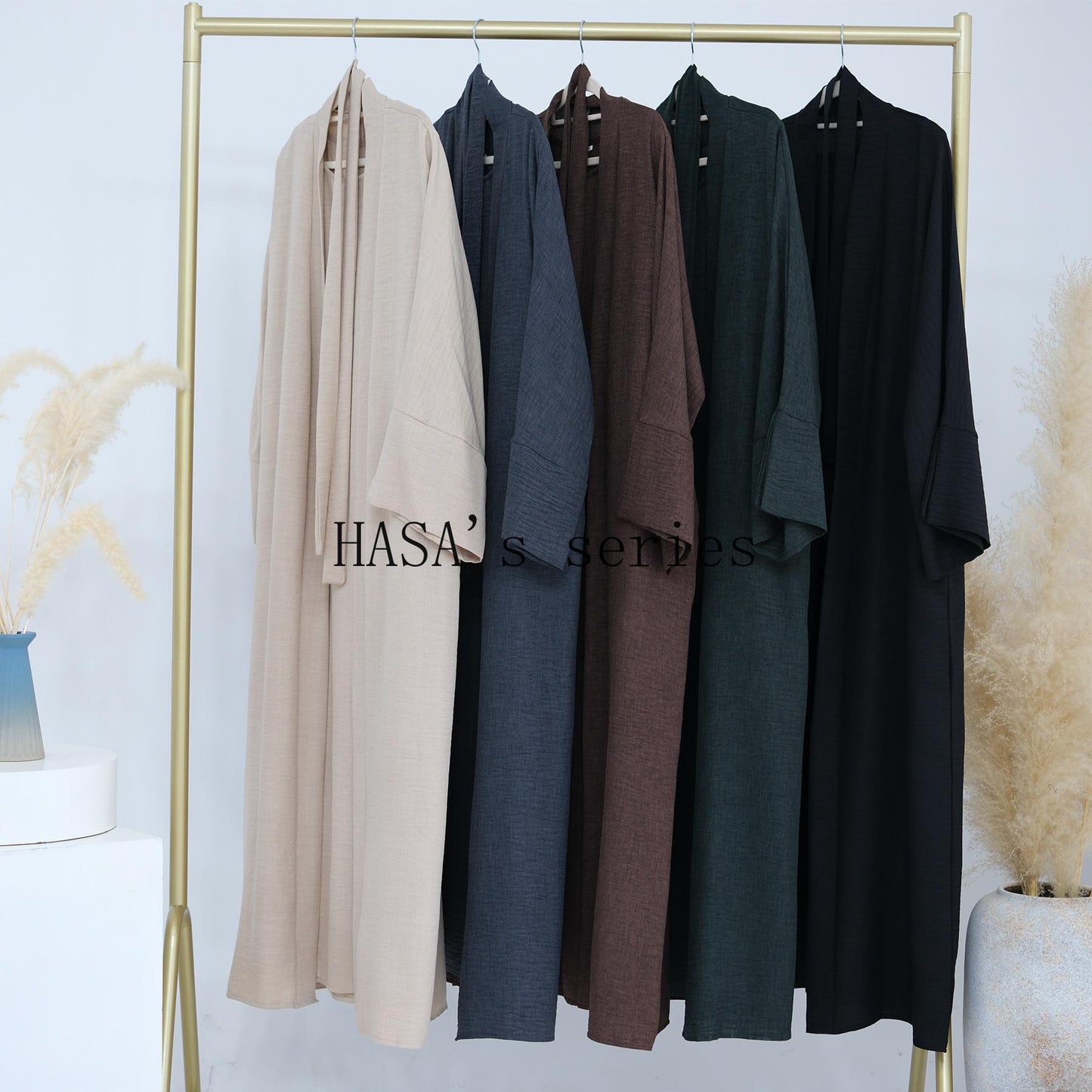 HS4854 A simple, solid-colored two-piece set, consisting of an easy-to-match robe-style dress and a matching garment.