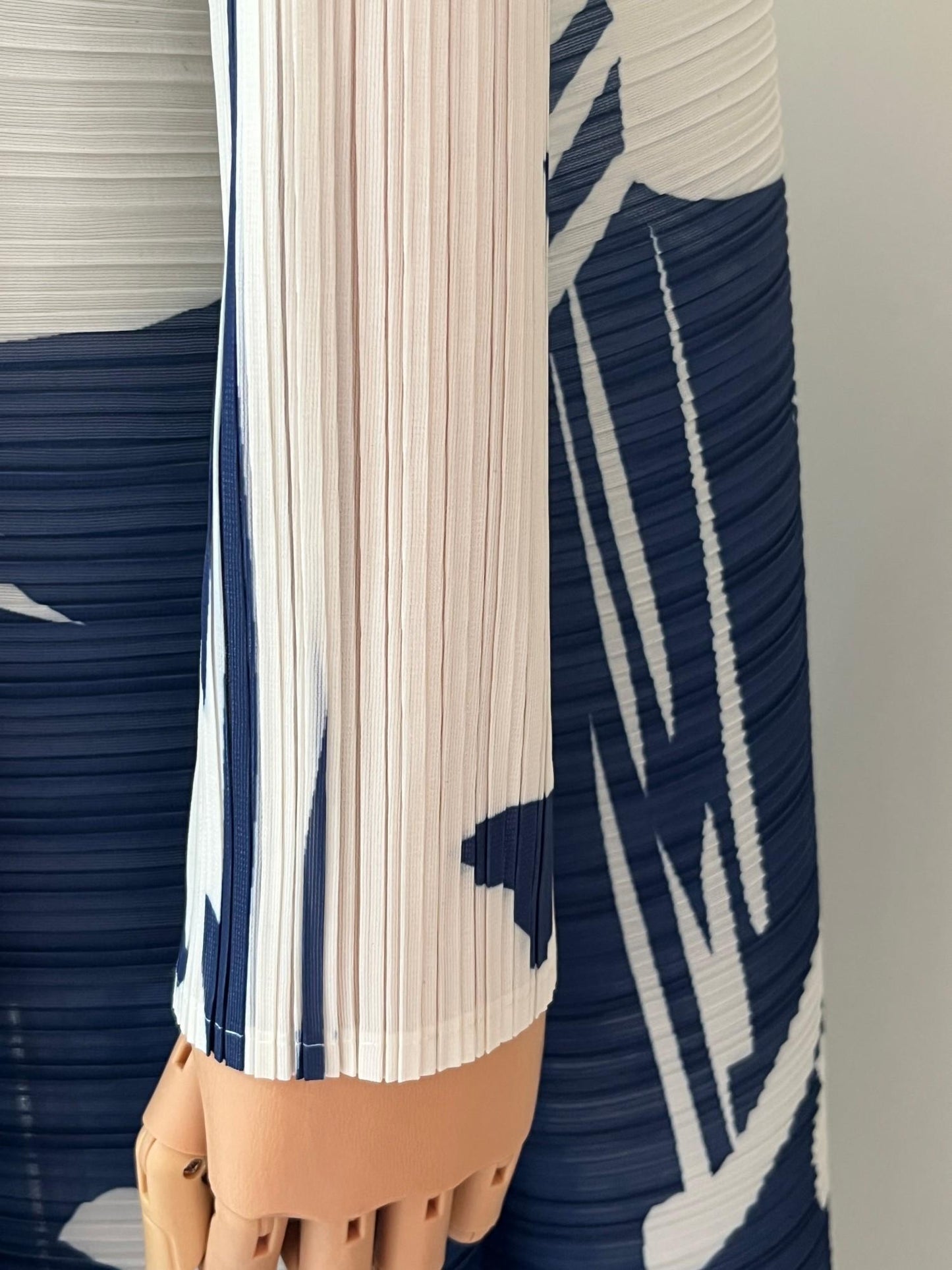 HS6725 Indigo Whispers Navy & White Abstract Printed Abaya