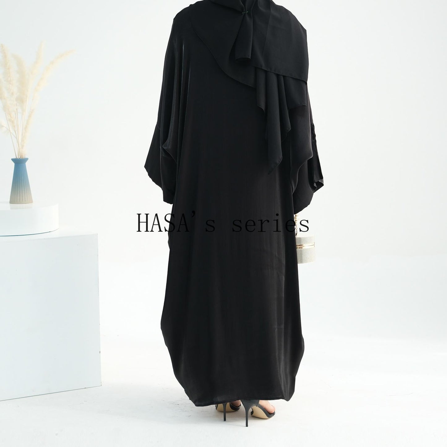 HS4831 A simple yet elegant cardigan-style robe, balancing both quality and comfort.