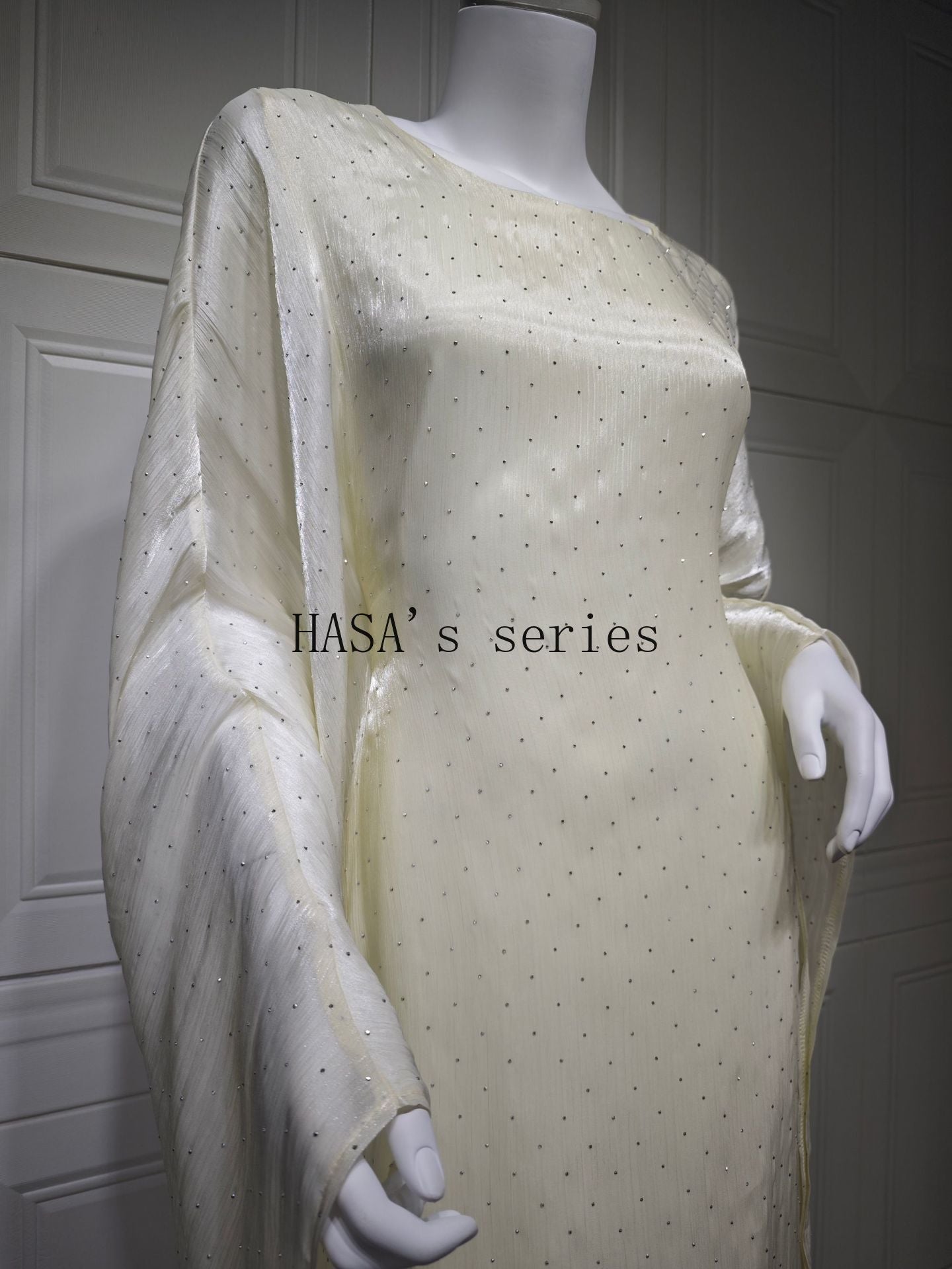 HS5105 Simple and Soft Long-sleeved Pullover Dress with A Waist-length Design, in A Solid Color for Everyday Wear.