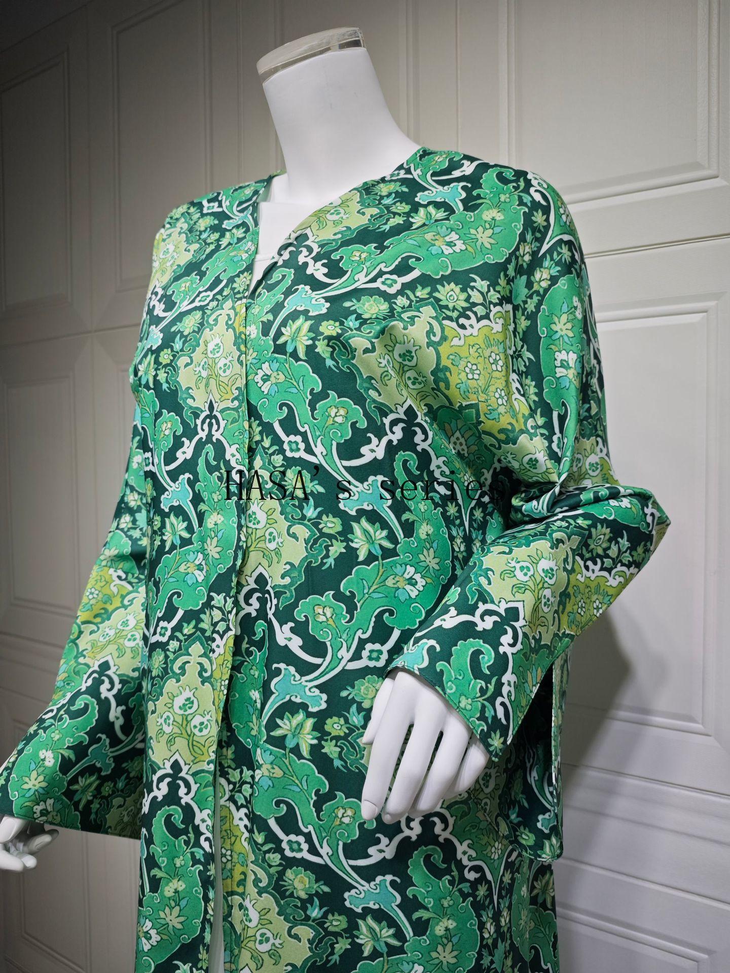 HS5088 A Stylish Two-piece Set Featuring A Snake Print Pattern, with A Loose, Shawl-style Outer Layer and A Matching Headscarf Design.