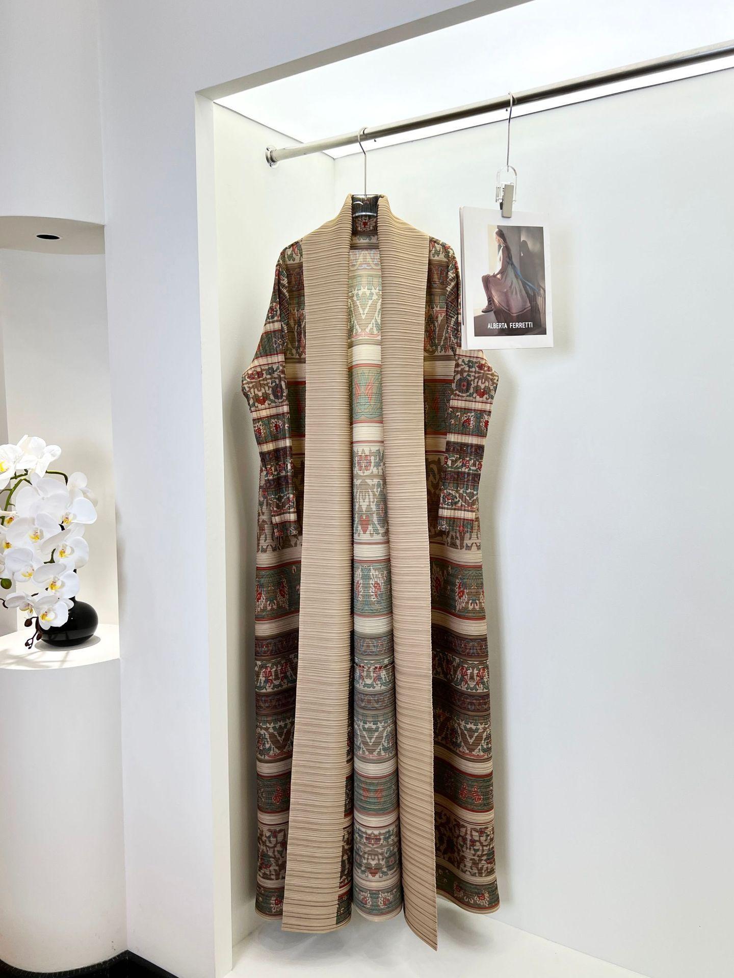 HS6710 Artisan Legacy , Reversible Abaya with Traditional Prints