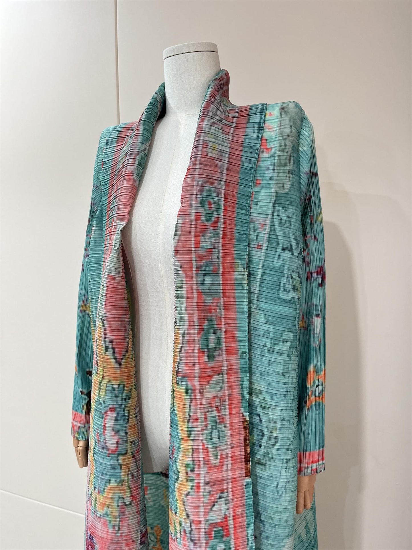 HS5852 Elegant, Retro-style Long Cardigan with Contrasting Printed Pattern.