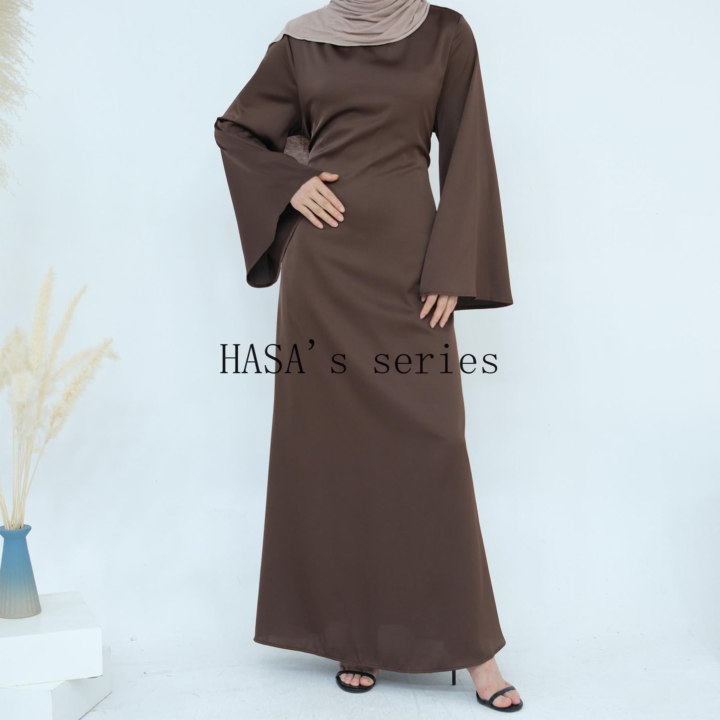 HS4847 A Long Dress with A Fitted Waist Design, Featuring A Clean and Elegant Silhouette.