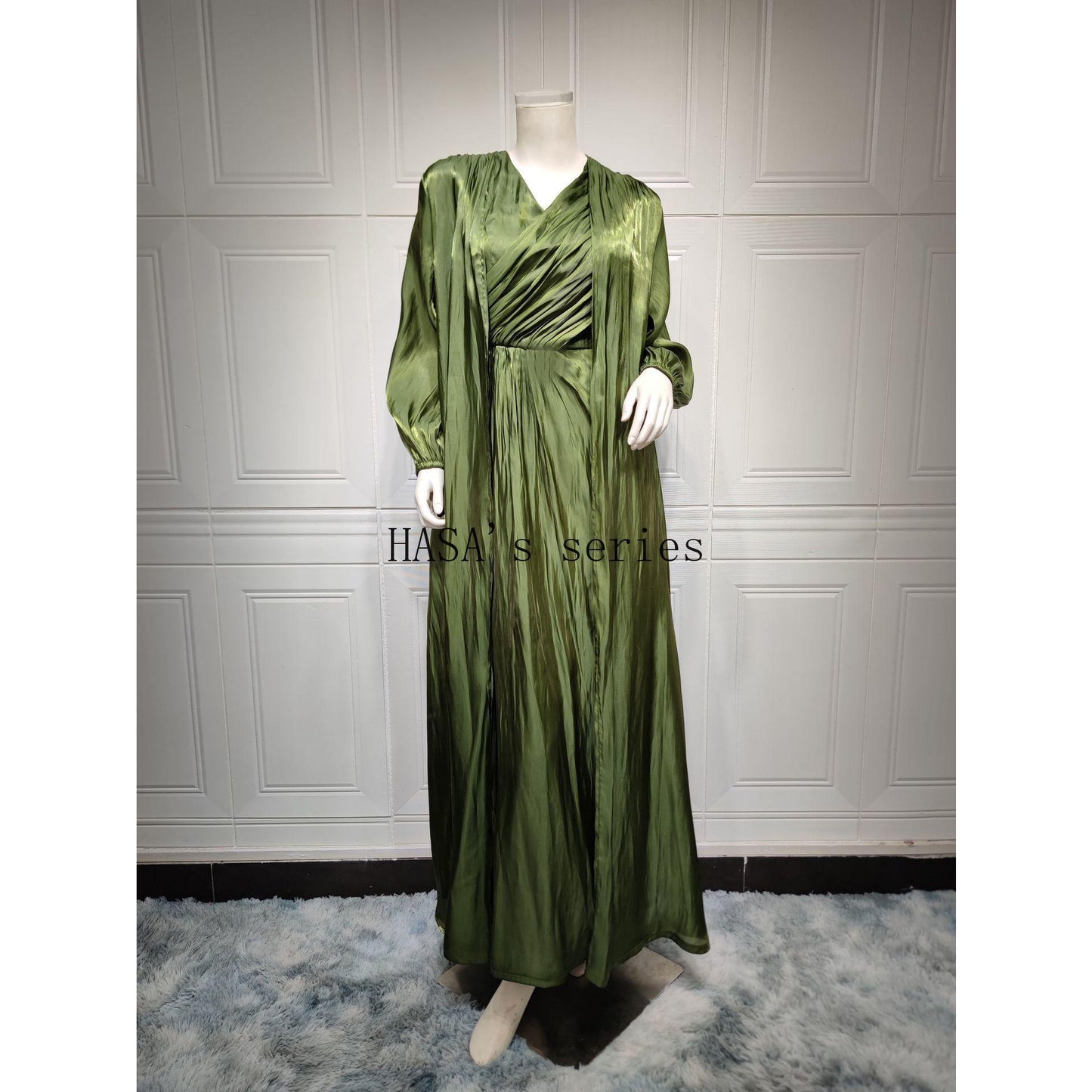 HS5094 Simple yet elegant and lustrous silk suit, featuring an elegantly pleated two-piece dress design.