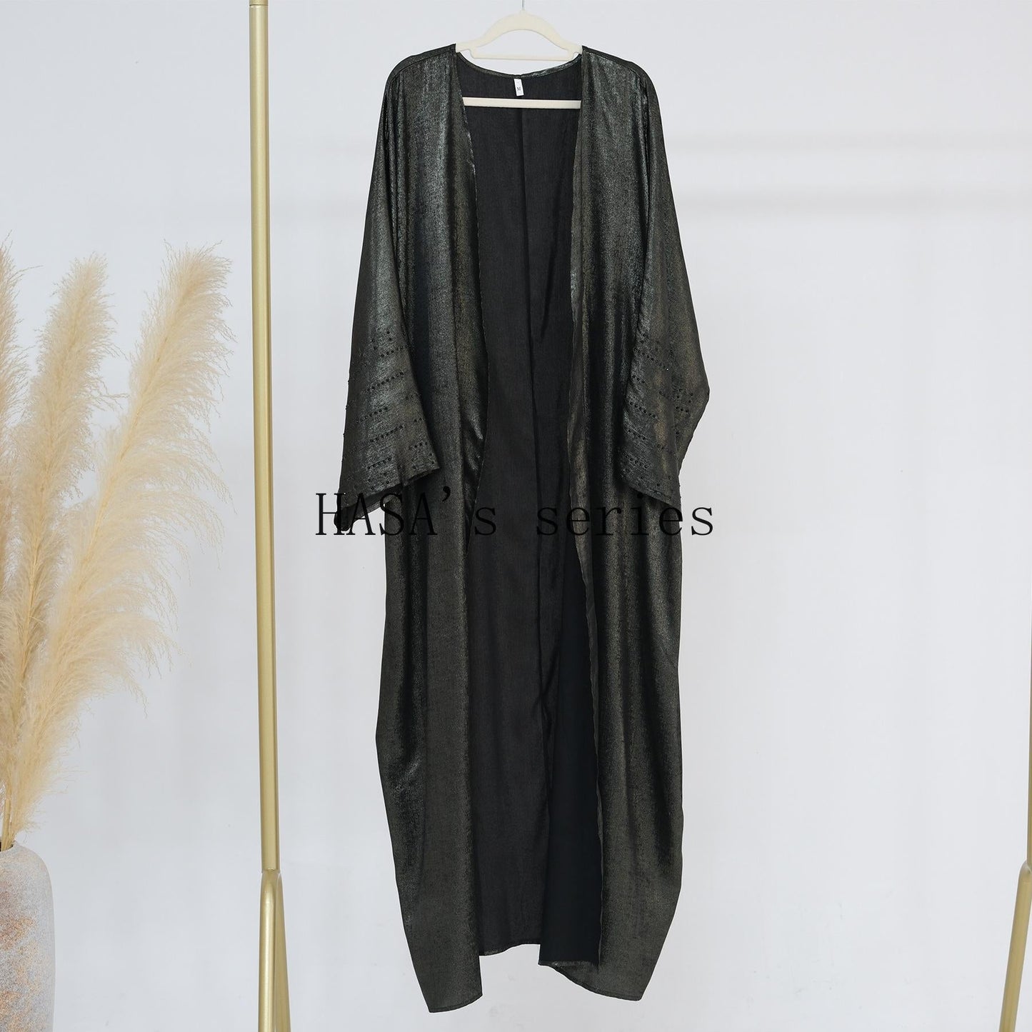 HS4844 A loose, long, robe-style dress made of velvet material, an elegant and sophisticated design with a refined texture.
