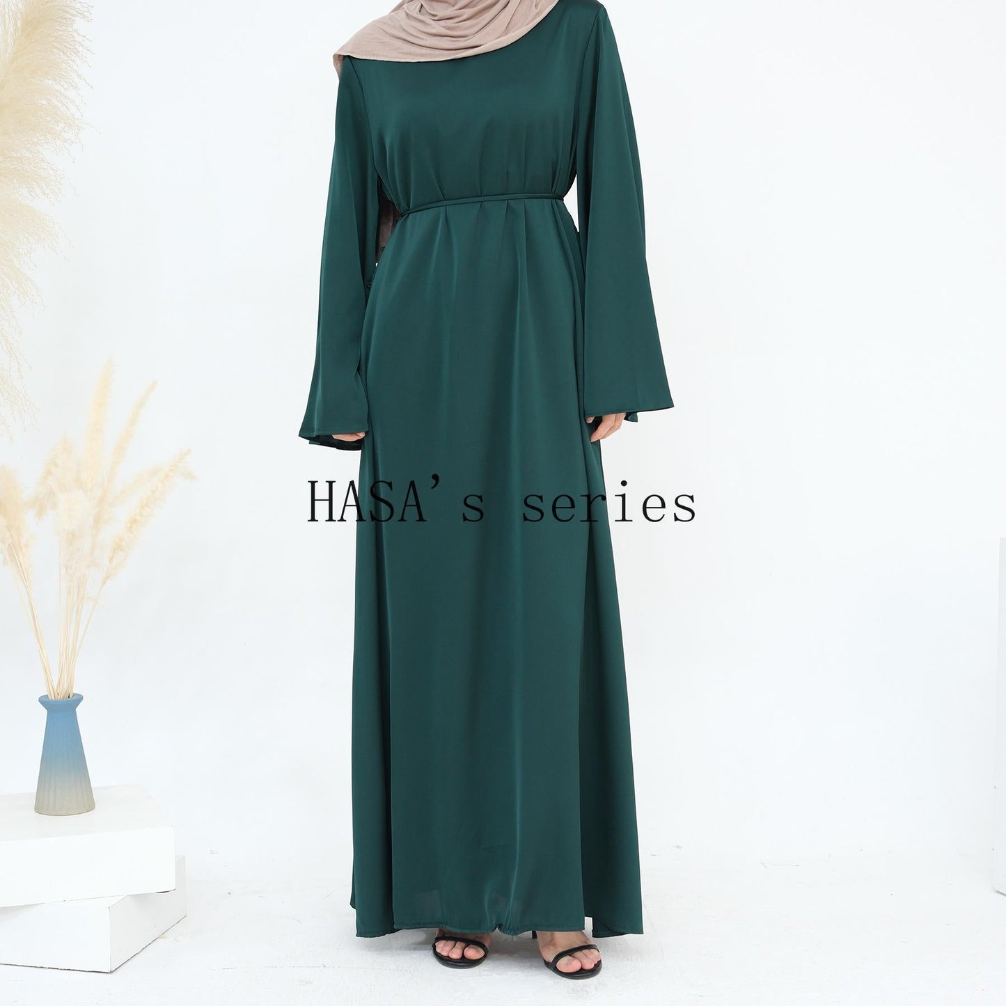HS4847 A Long Dress with A Fitted Waist Design, Featuring A Clean and Elegant Silhouette.