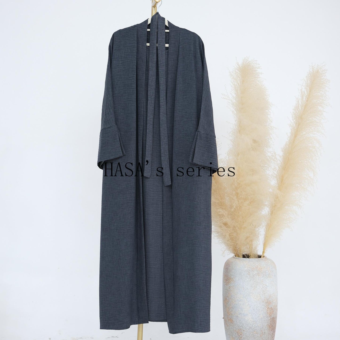 HS4854 A simple, solid-colored two-piece set, consisting of an easy-to-match robe-style dress and a matching garment.