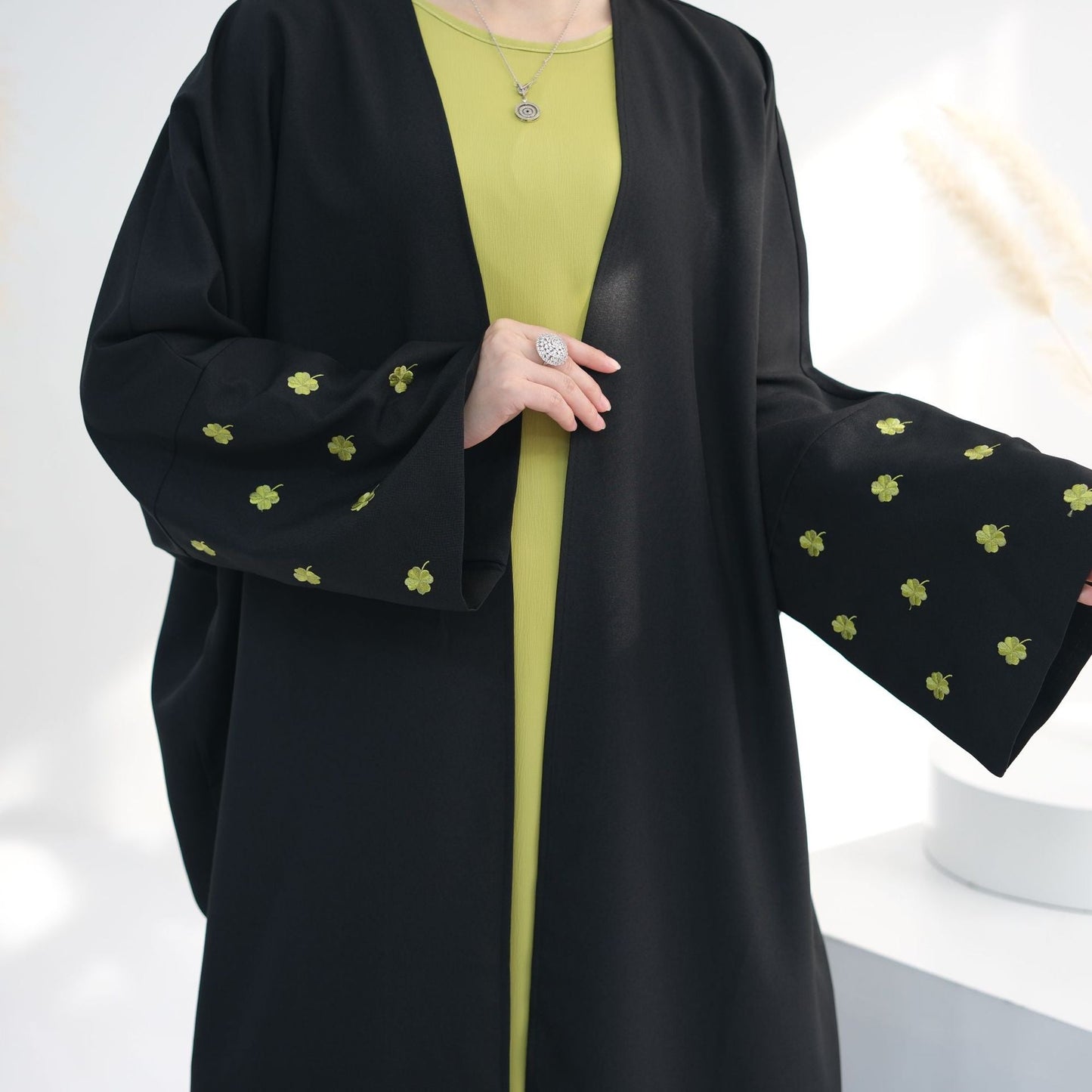 HAYA HAYA1001 Four-leaf Clover Embroidered Elegant Cardigan