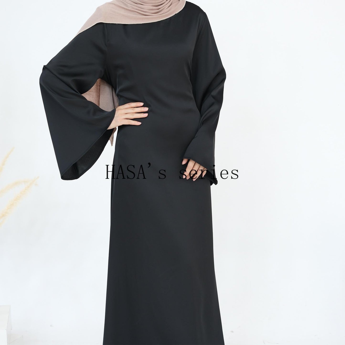 HS4847 A Long Dress with A Fitted Waist Design, Featuring A Clean and Elegant Silhouette.