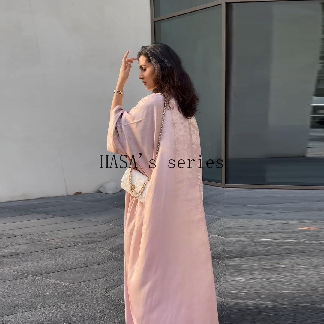 HS5091 A long robe with gilded highlights, featuring a simple yet elegant dress design.