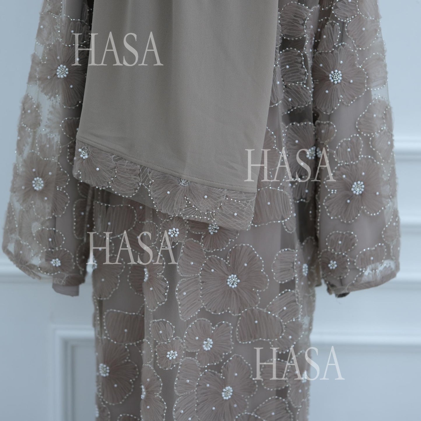 HS6625 Dreidimensionale, Perlenbesetzte Strickjacke Mit Blumenmuster, Die Mit Einer Inneren Schicht Oder Einem Kopftuch Kombiniert Werden Kann.