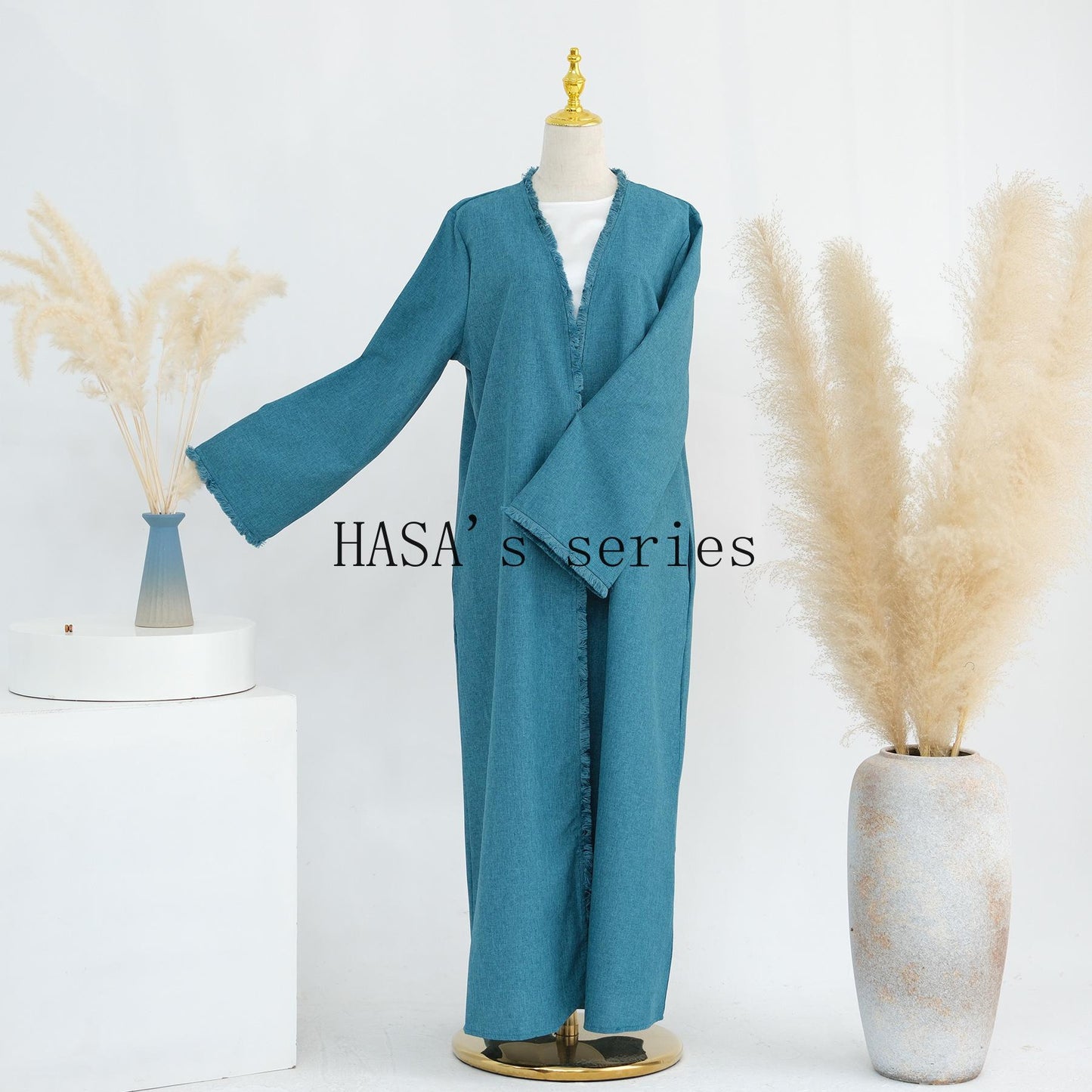 HS5147 Elegant Long Cardigan Robe with Flowing Tassels, A Loose-fitting, Coat-style Dress.