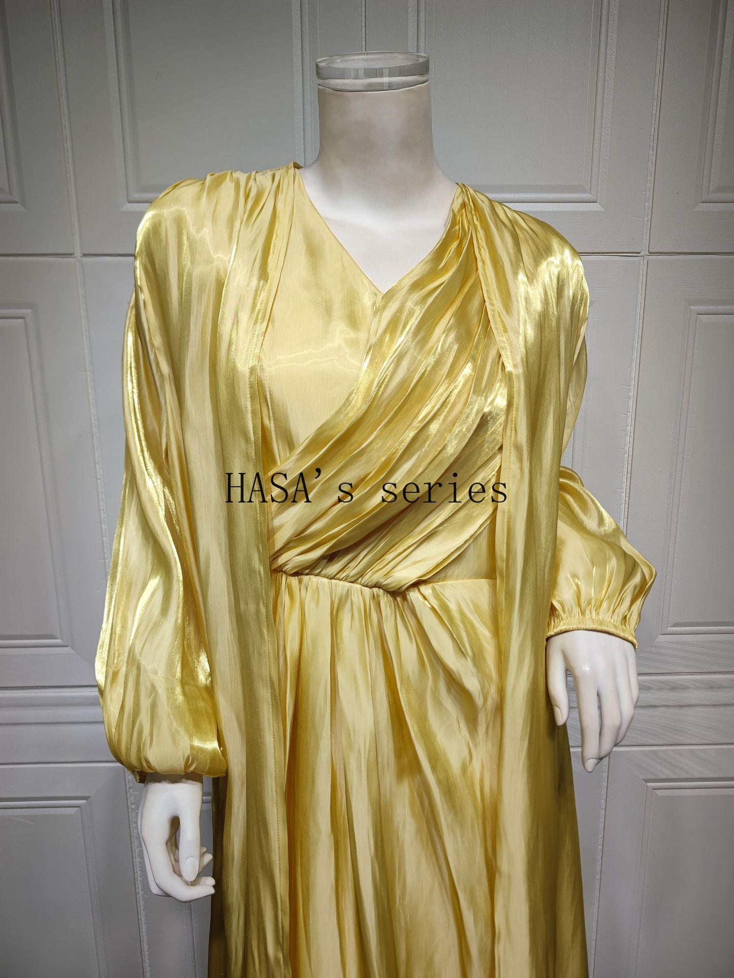 HS5094 Simple yet elegant and lustrous silk suit, featuring an elegantly pleated two-piece dress design.