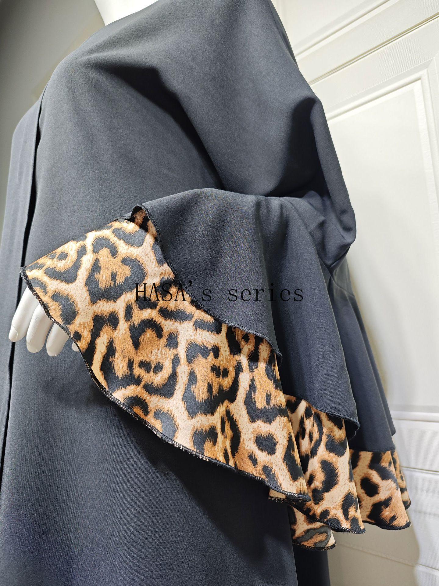 HS5103 A black robe with leopard print details, a simple and elegant cardigan-style dress.