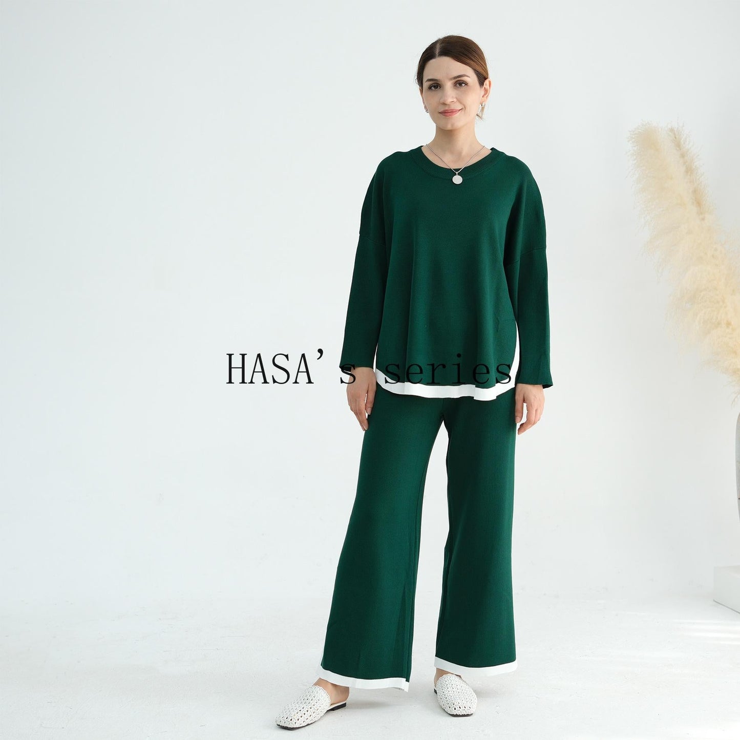 HS5149 Simple and elegant knitted set, featuring a loose-fitting, thick, long-sleeved two-piece design.
