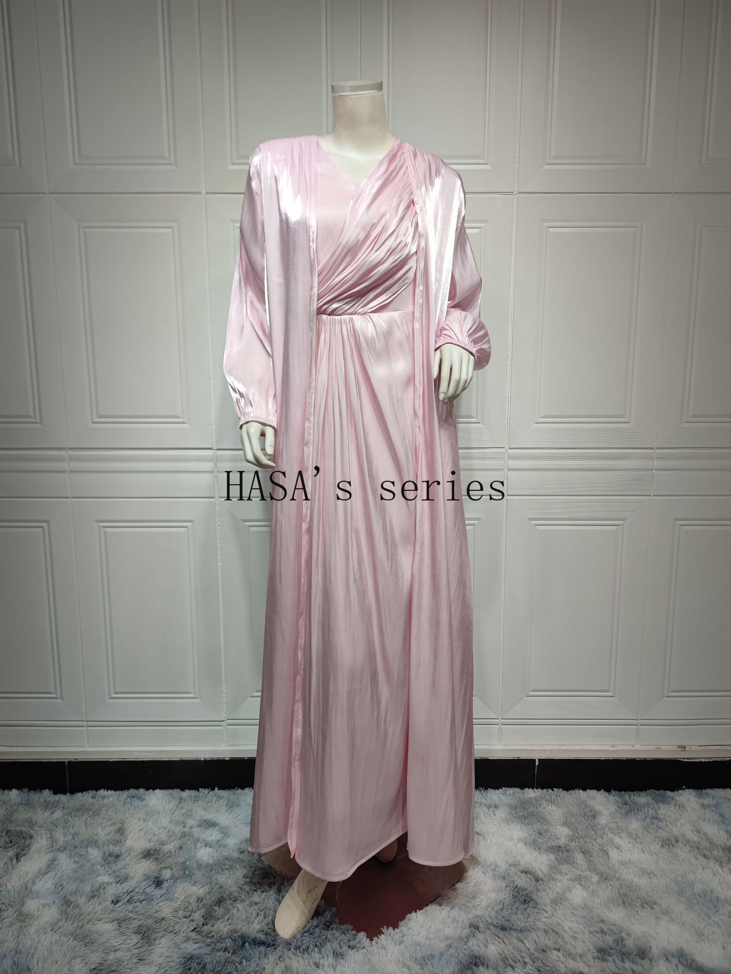 HS5094 Simple yet elegant and lustrous silk suit, featuring an elegantly pleated two-piece dress design.