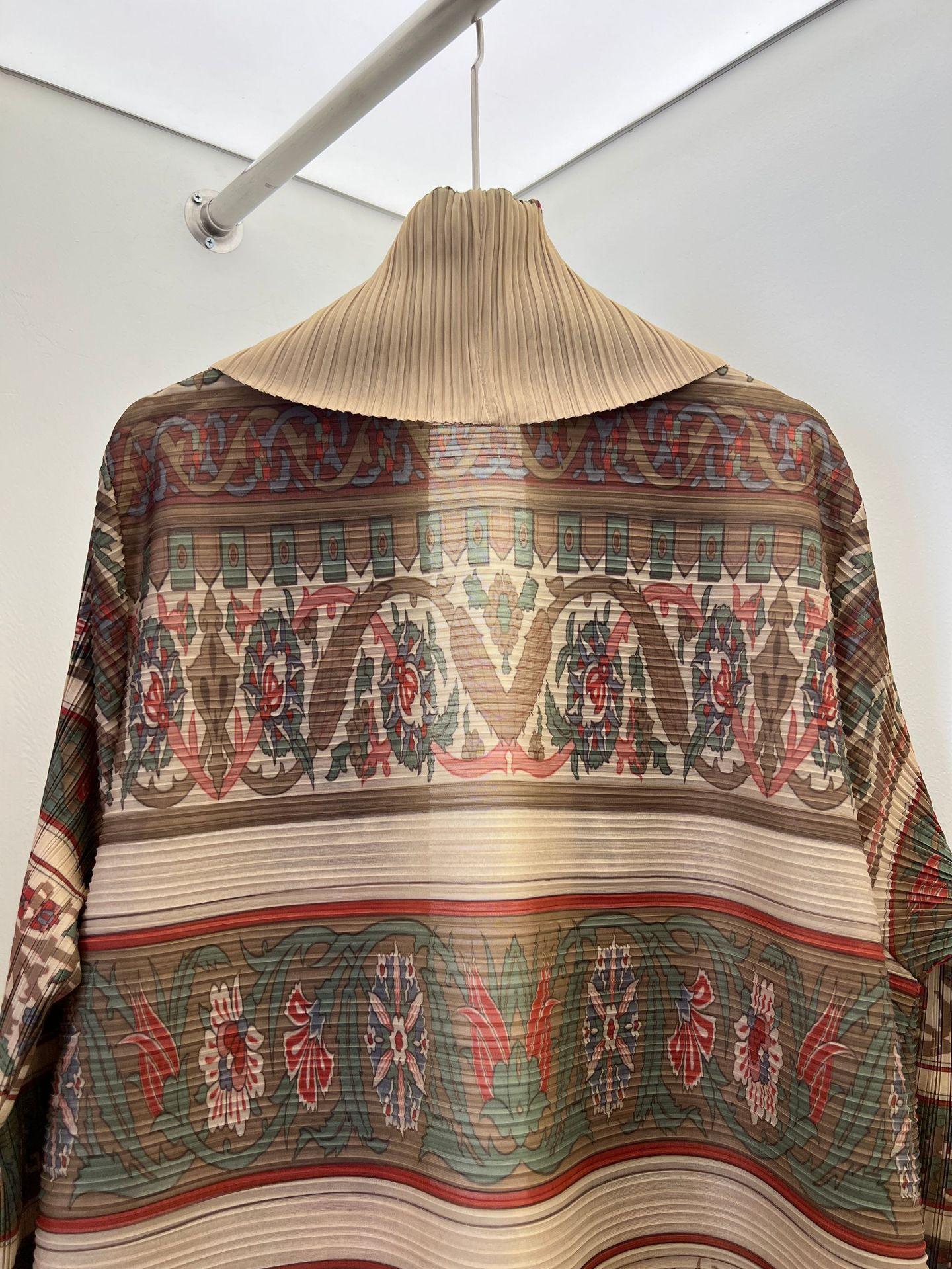 HS6710 Artisan Legacy , Reversible Abaya with Traditional Prints