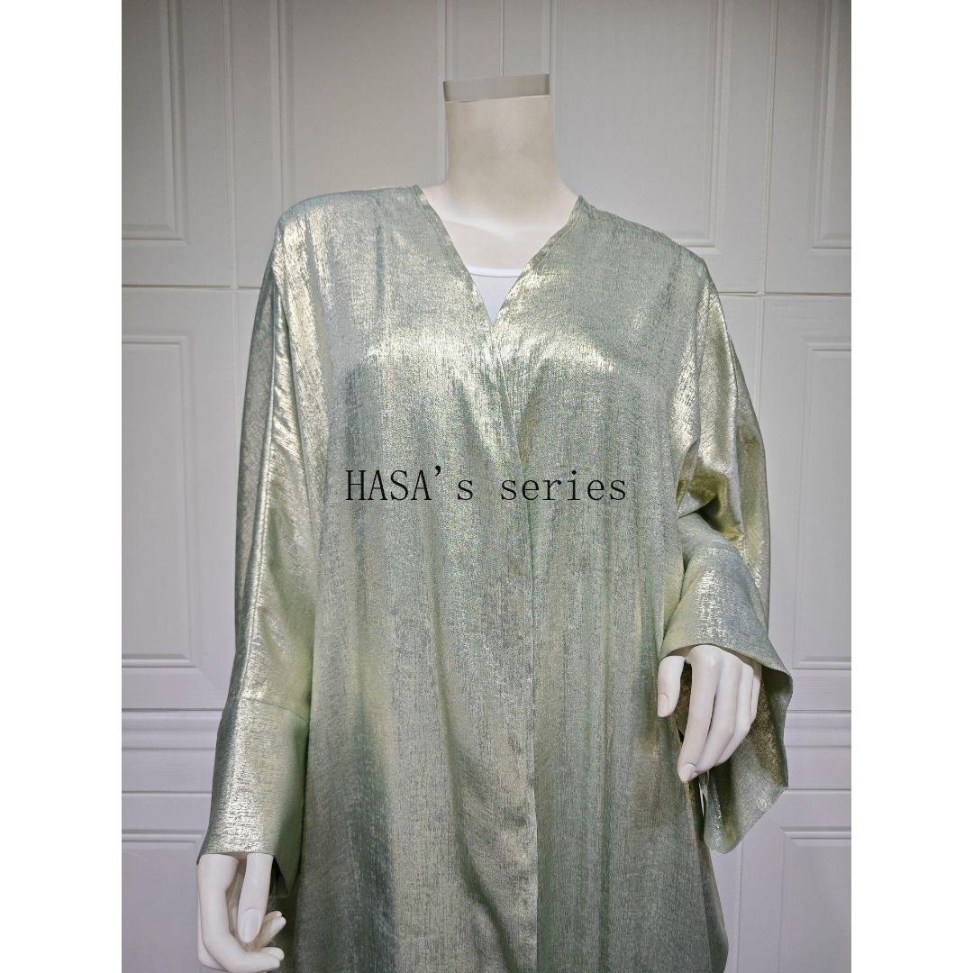 HS5091 A long robe with gilded highlights, featuring a simple yet elegant dress design.