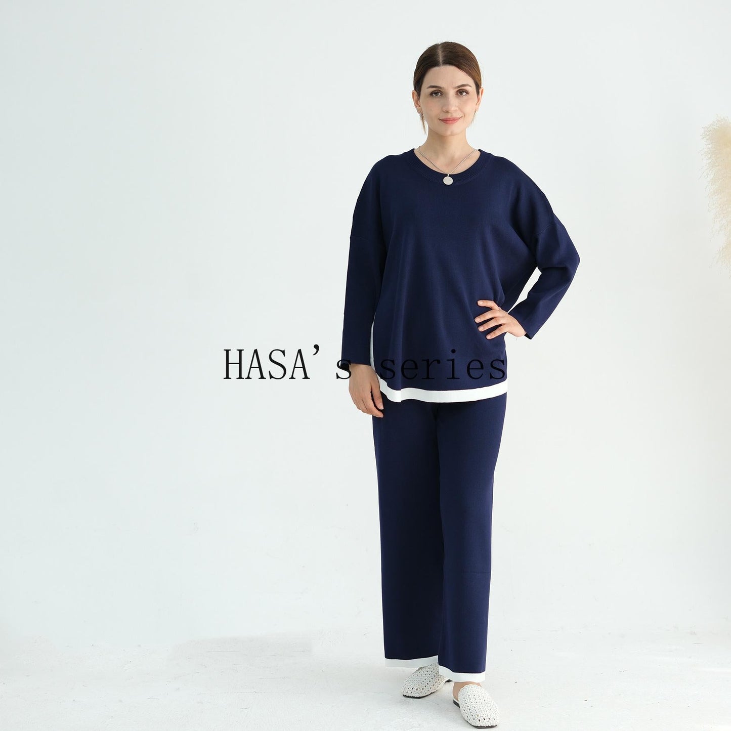 HS5149 Simple and elegant knitted set, featuring a loose-fitting, thick, long-sleeved two-piece design.