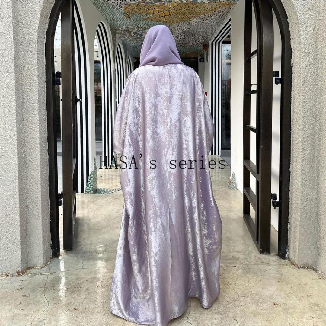 HS5091 A long robe with gilded highlights, featuring a simple yet elegant dress design.