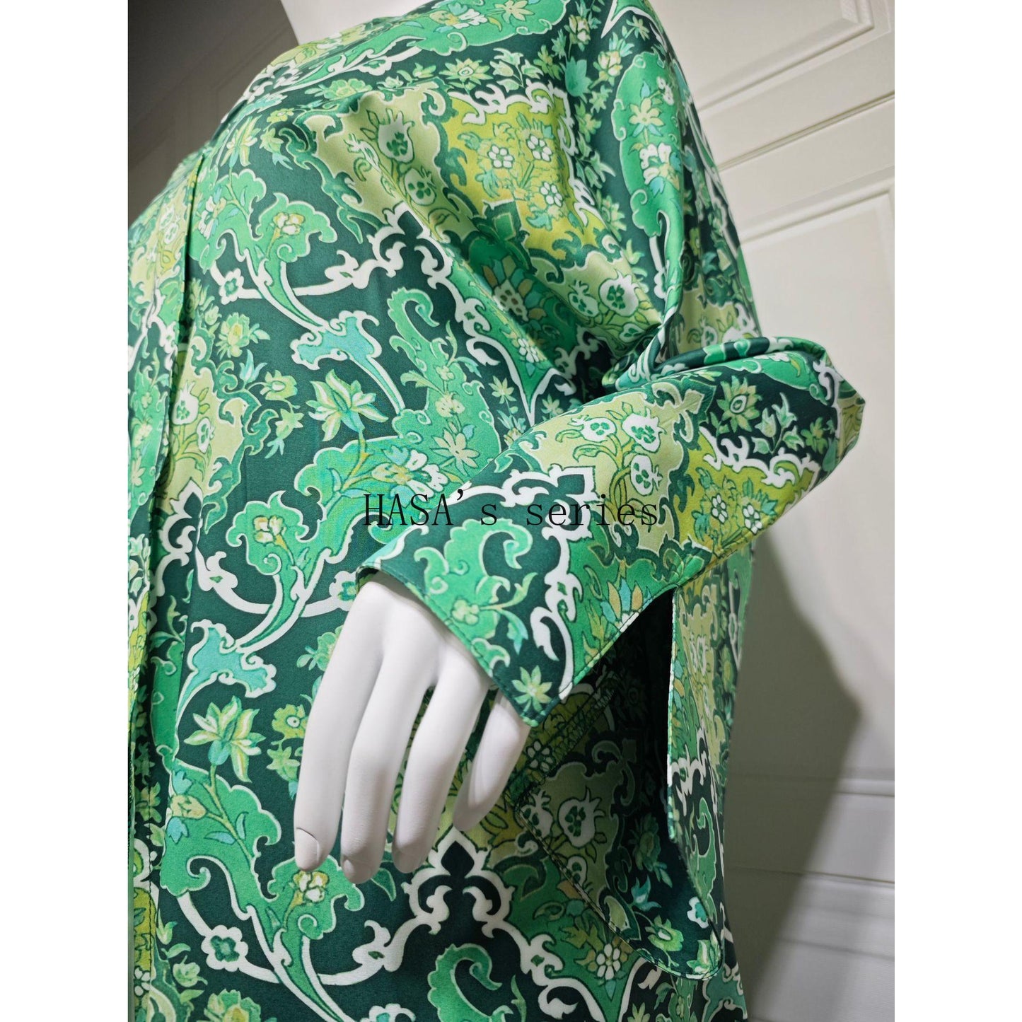 HS5088 A Stylish Two-piece Set Featuring A Snake Print Pattern, with A Loose, Shawl-style Outer Layer and A Matching Headscarf Design.