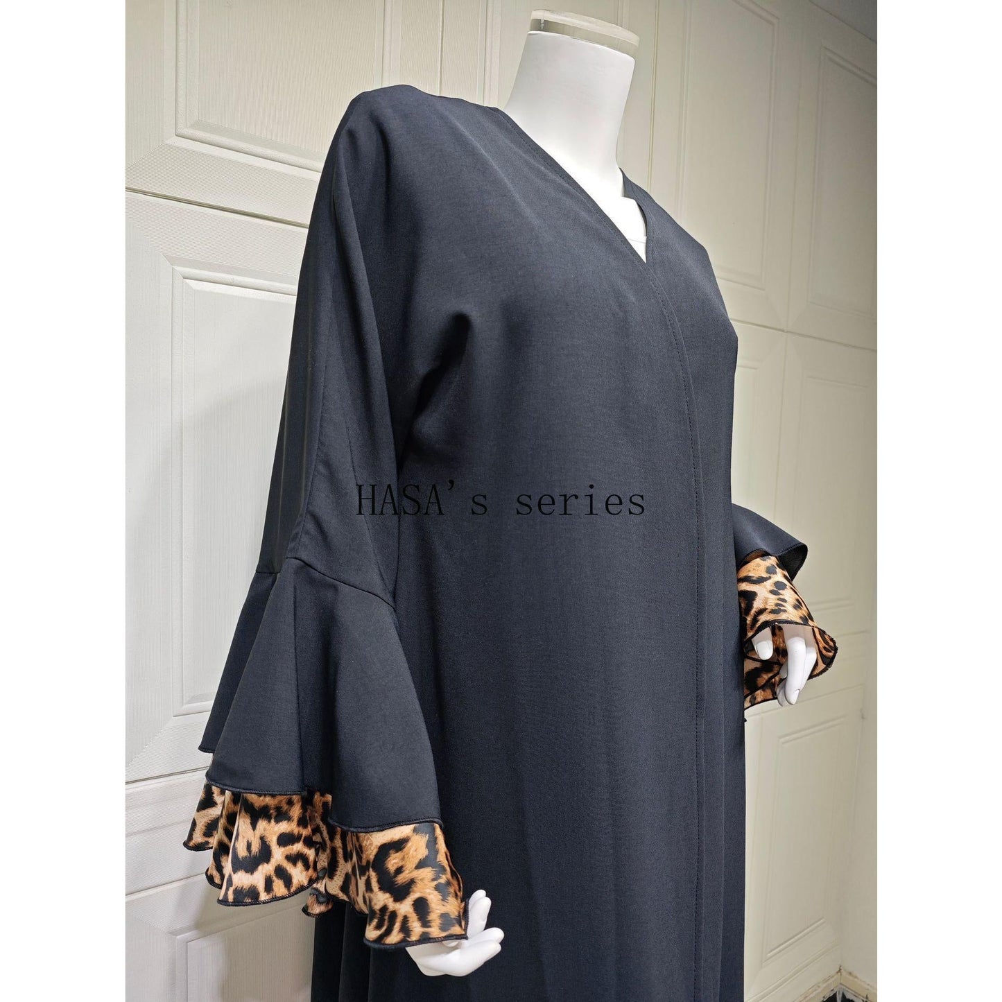 HS5103 A black robe with leopard print details, a simple and elegant cardigan-style dress.