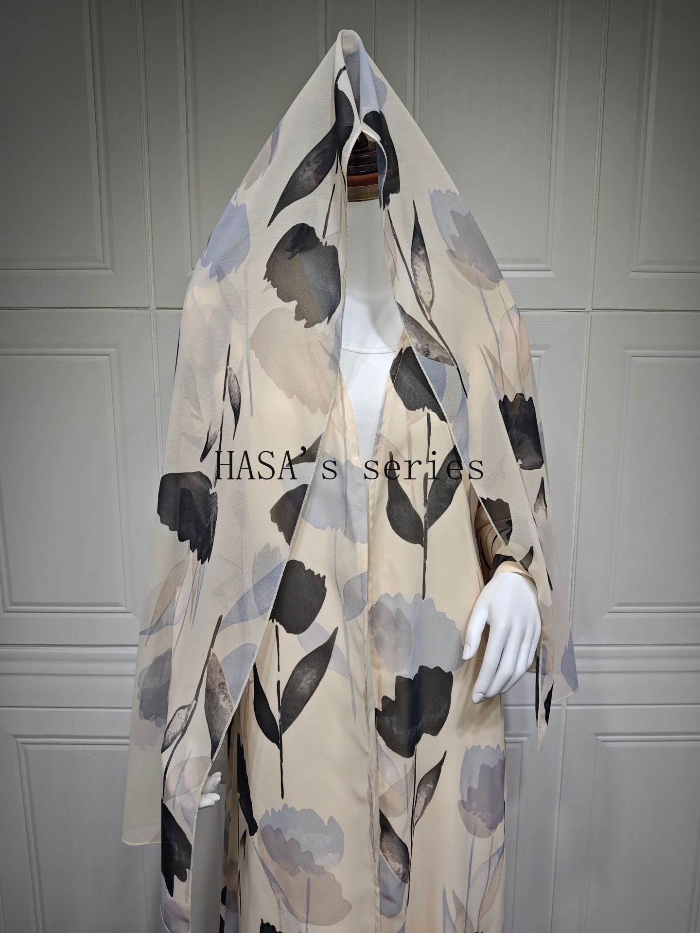 HS5092 A flowing, feminine floral-patterned robe, a loose-fitting printed cardigan-style dress paired with a headscarf.