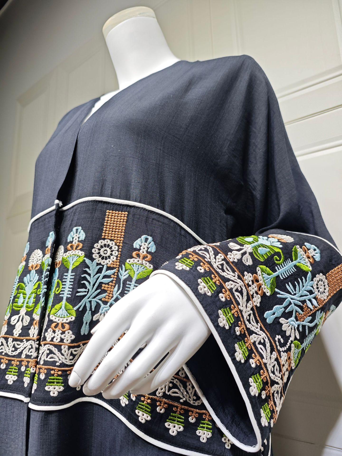 HS5102 Simple Embroidered Long Robe/jacket with A Loose and Comfortable Open-front Design.