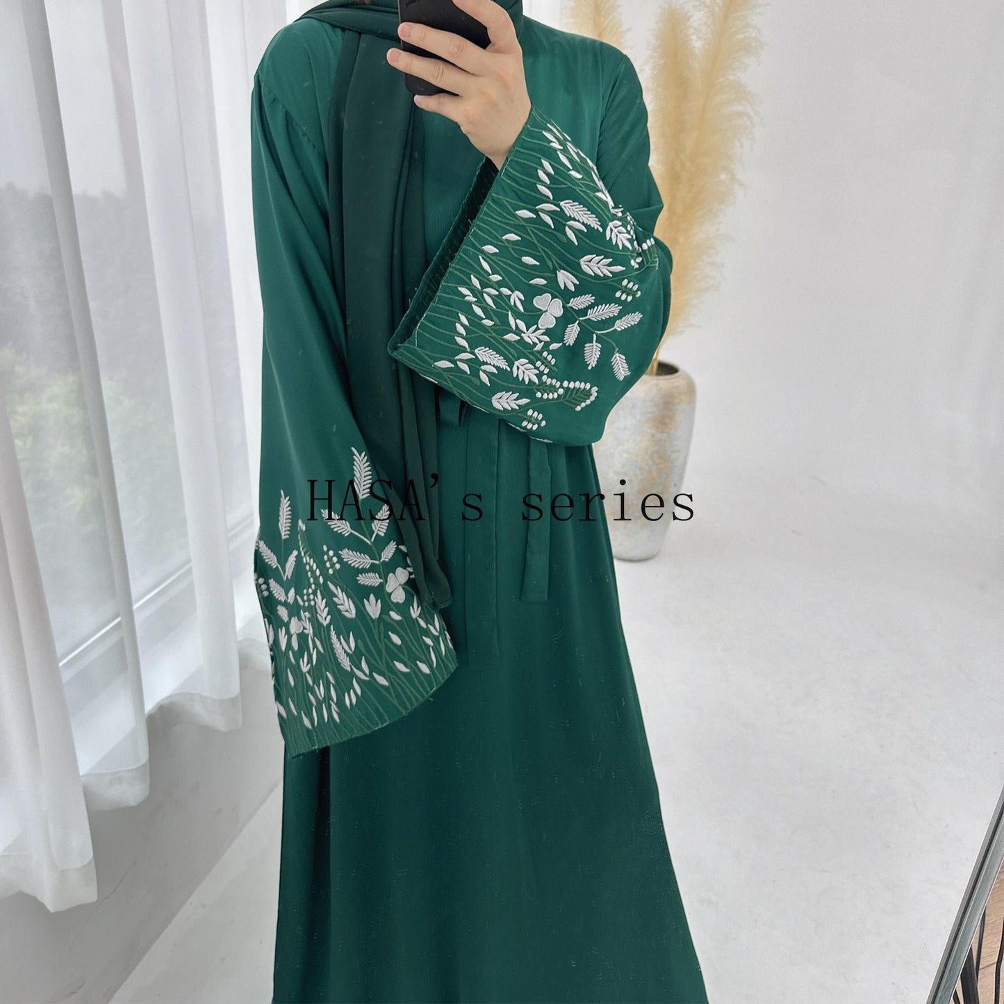 HS4832 A Long Robe with Leaf-patterned Embroidery, Showcasing Subtle Yet Exquisite Texture.