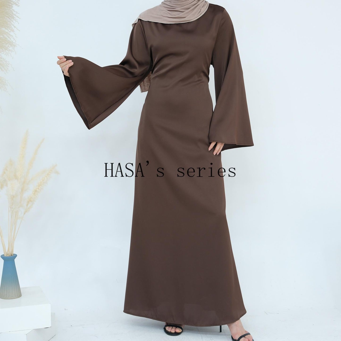 HS4847 A Long Dress with A Fitted Waist Design, Featuring A Clean and Elegant Silhouette.