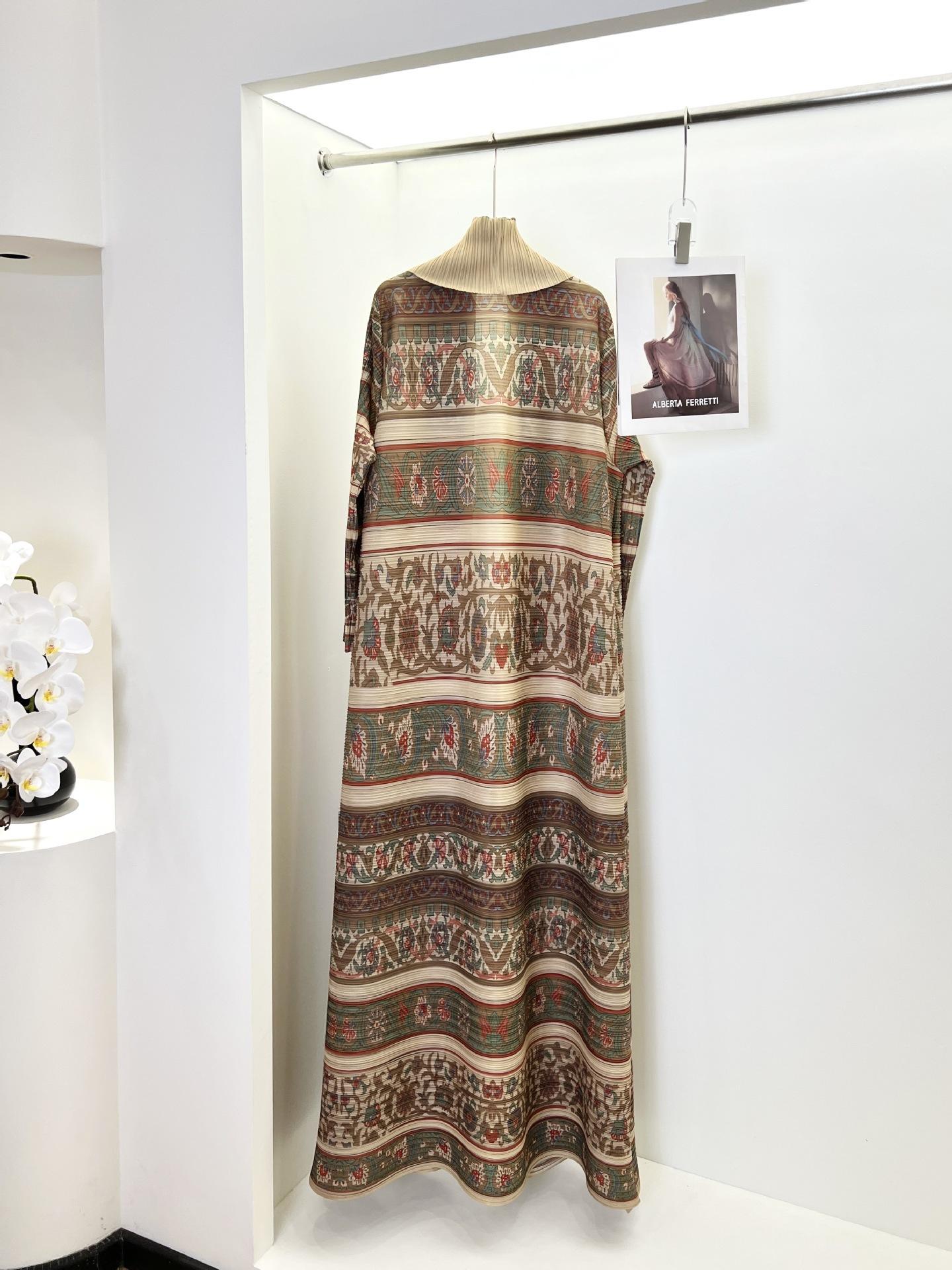HS6710 Artisan Legacy , Reversible Abaya with Traditional Prints