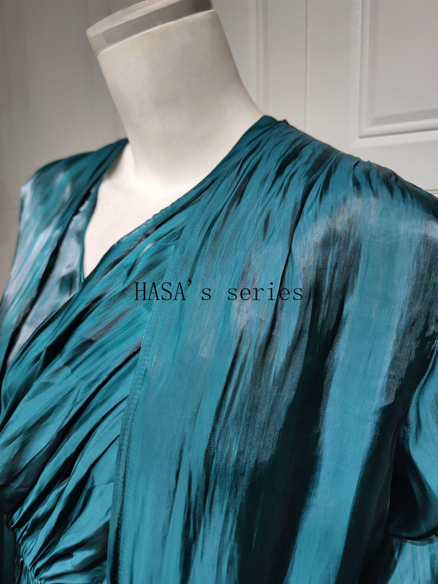 HS5094 Simple yet elegant and lustrous silk suit, featuring an elegantly pleated two-piece dress design.
