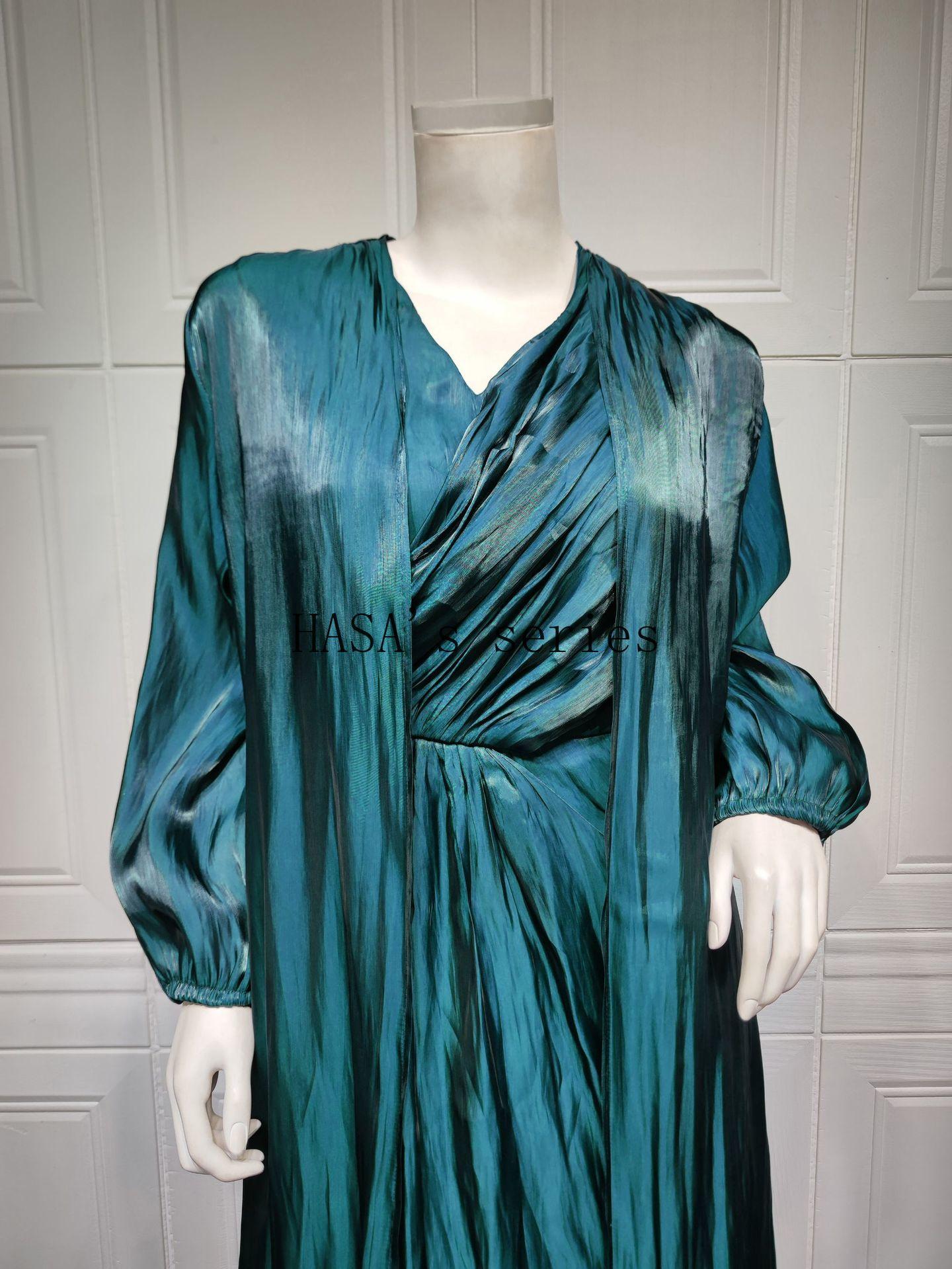 HS5094 Simple yet elegant and lustrous silk suit, featuring an elegantly pleated two-piece dress design.