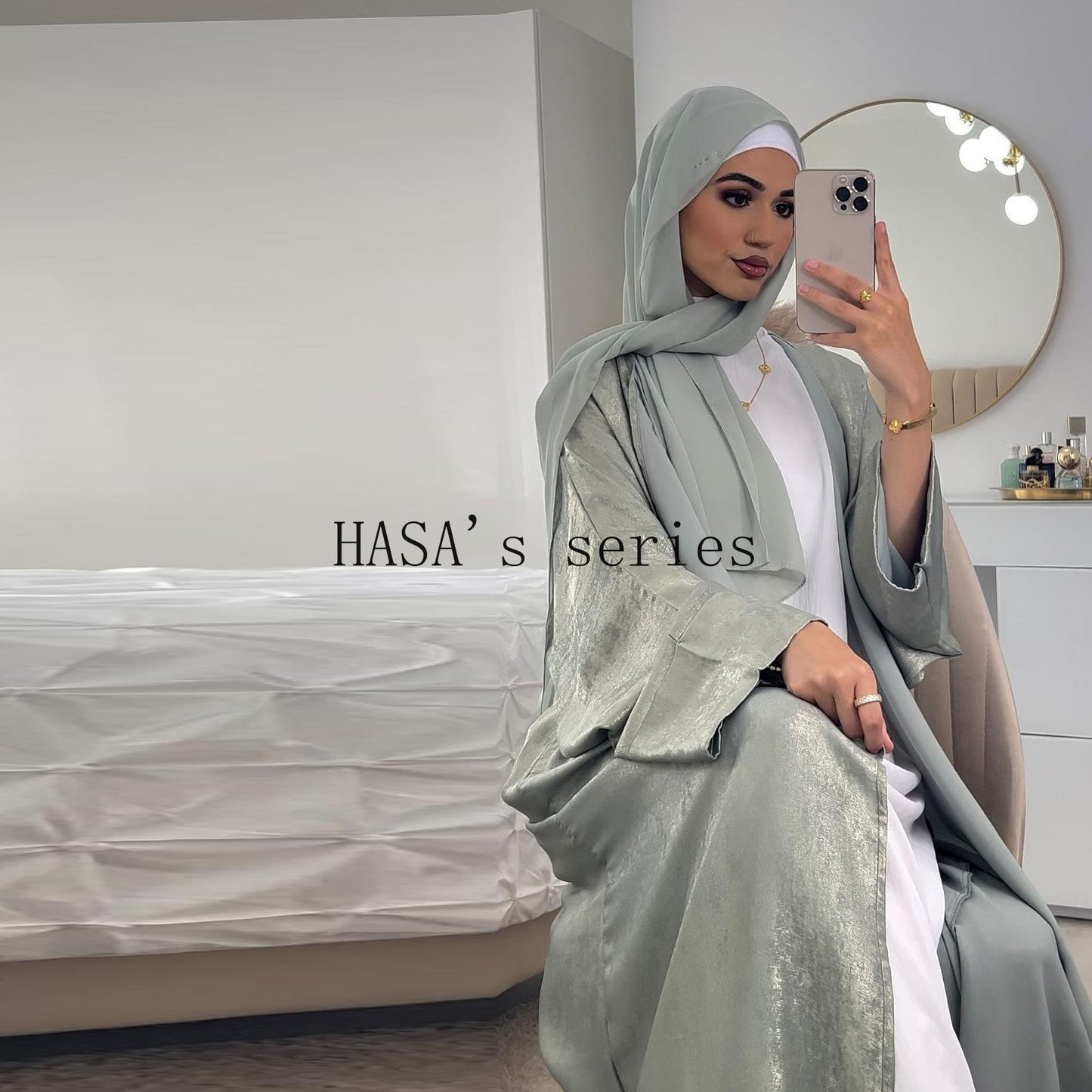 HS5091 A long robe with gilded highlights, featuring a simple yet elegant dress design.