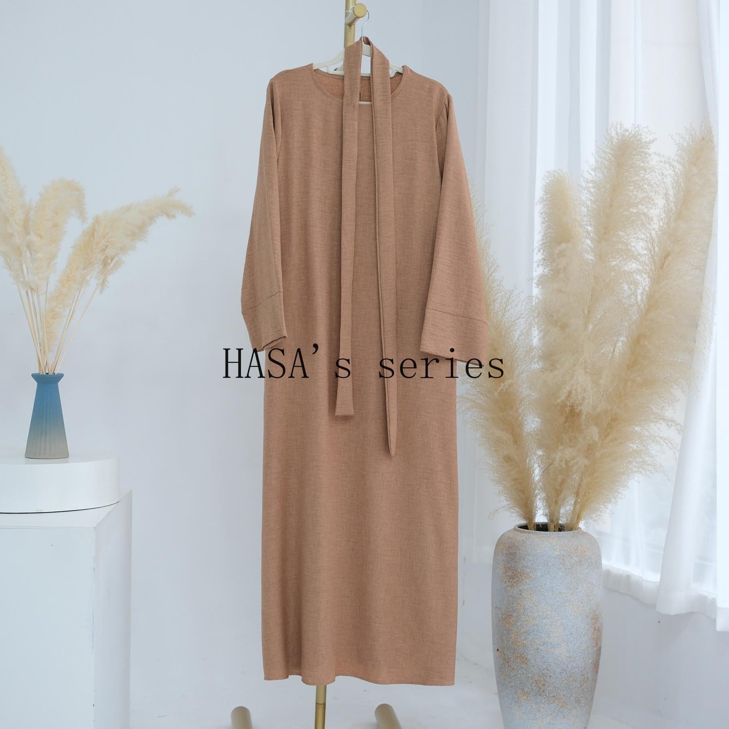 HS4848 A simple, waist-cinching spring/summer dress with a relaxed, long design.