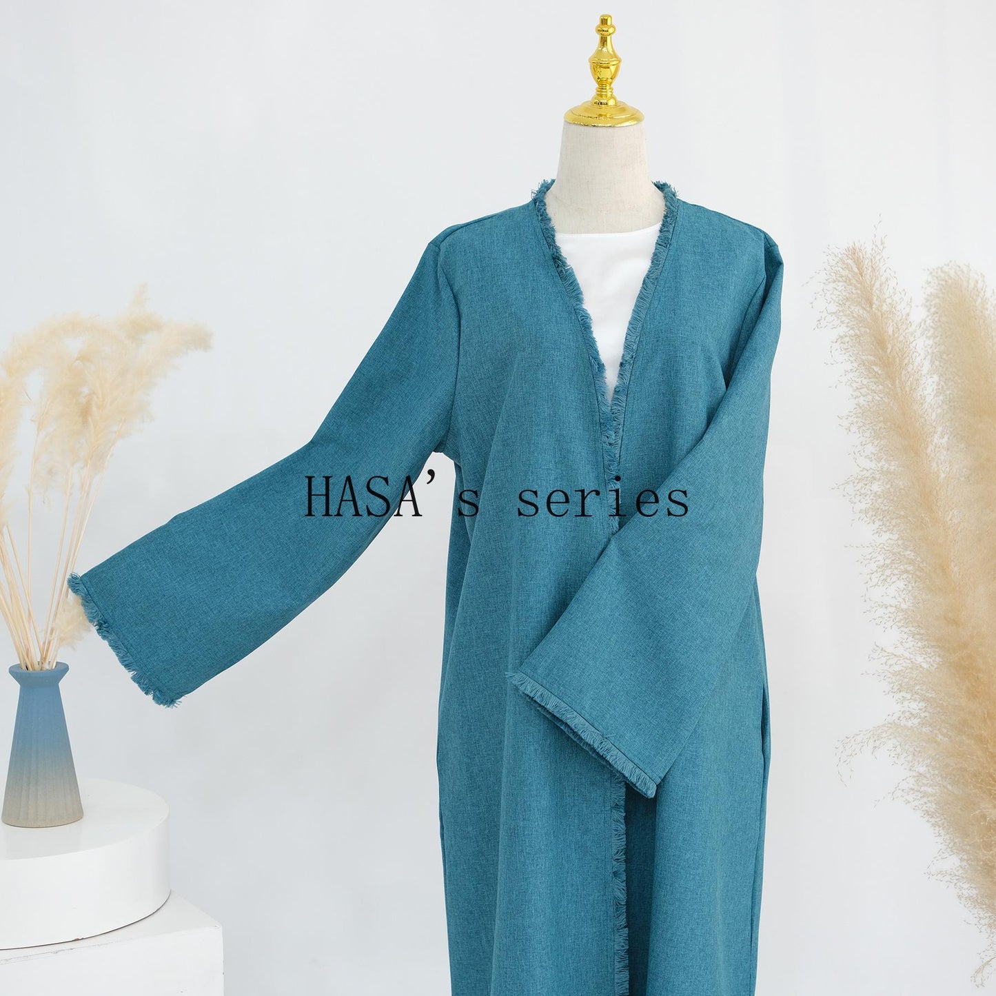 HS5147 Elegant Long Cardigan Robe with Flowing Tassels, A Loose-fitting, Coat-style Dress.