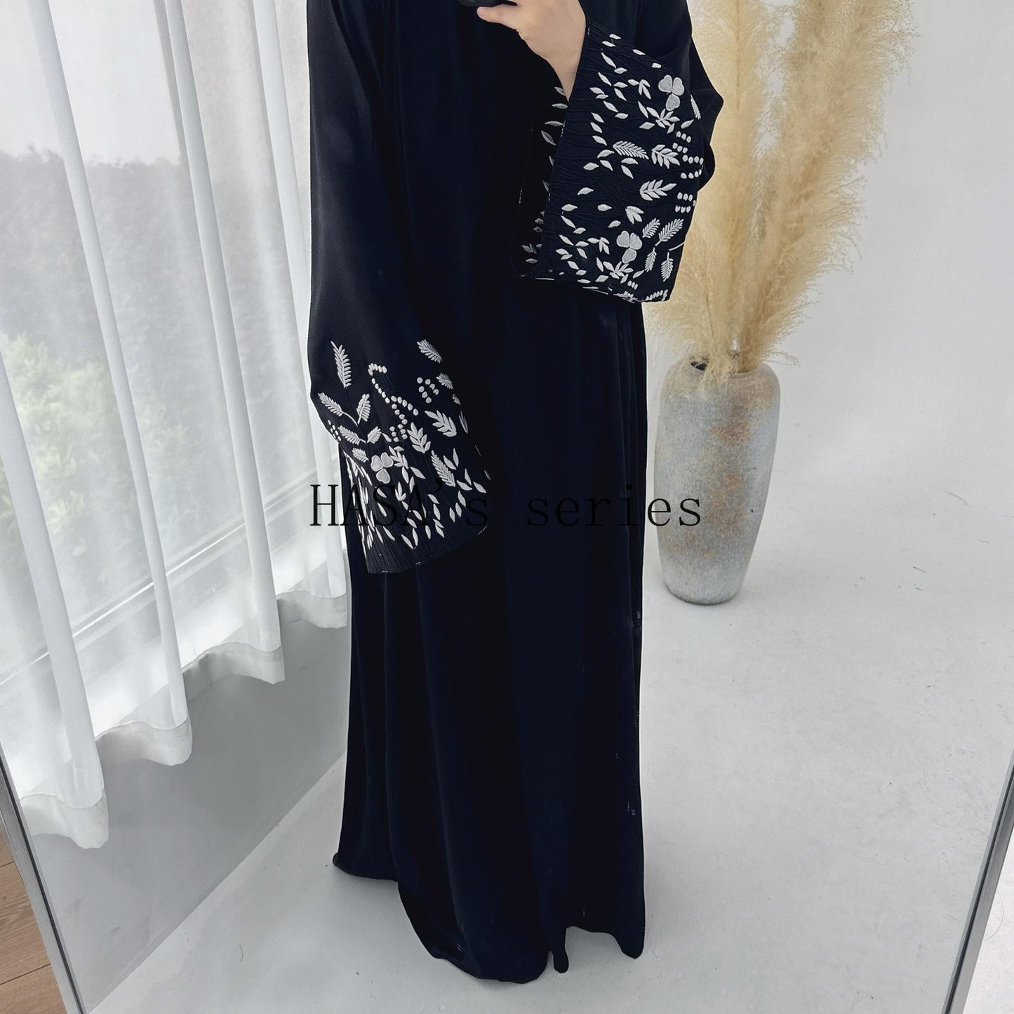 HS4832 A Long Robe with Leaf-patterned Embroidery, Showcasing Subtle Yet Exquisite Texture.