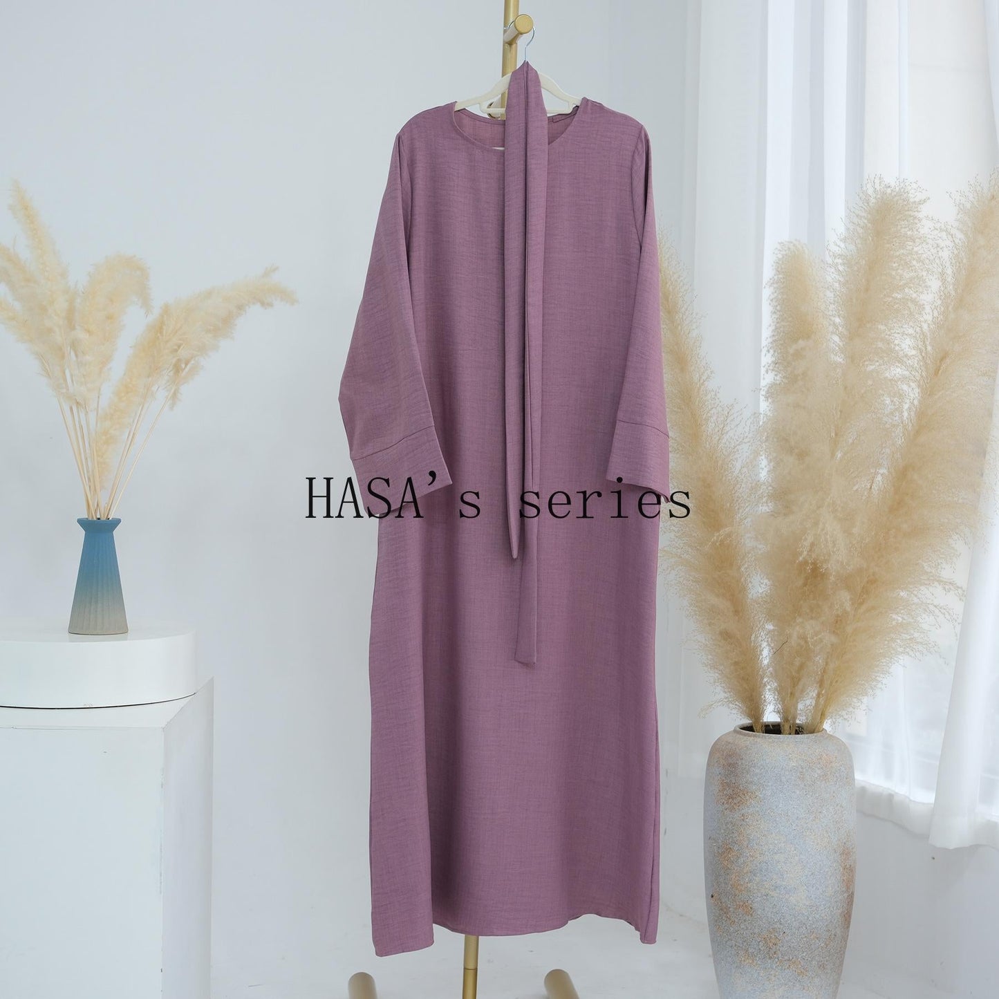 HS4848 A simple, waist-cinching spring/summer dress with a relaxed, long design.