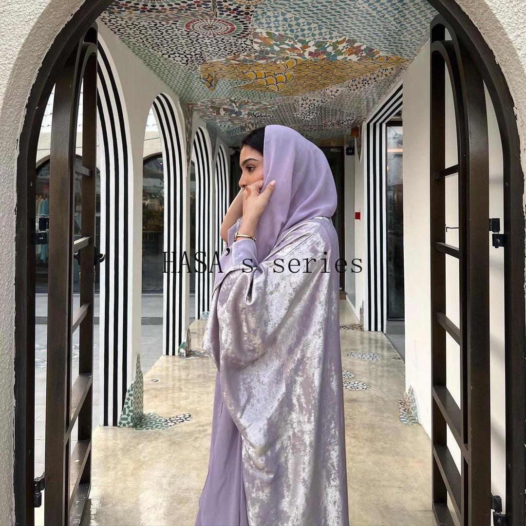 HS5091 A long robe with gilded highlights, featuring a simple yet elegant dress design.