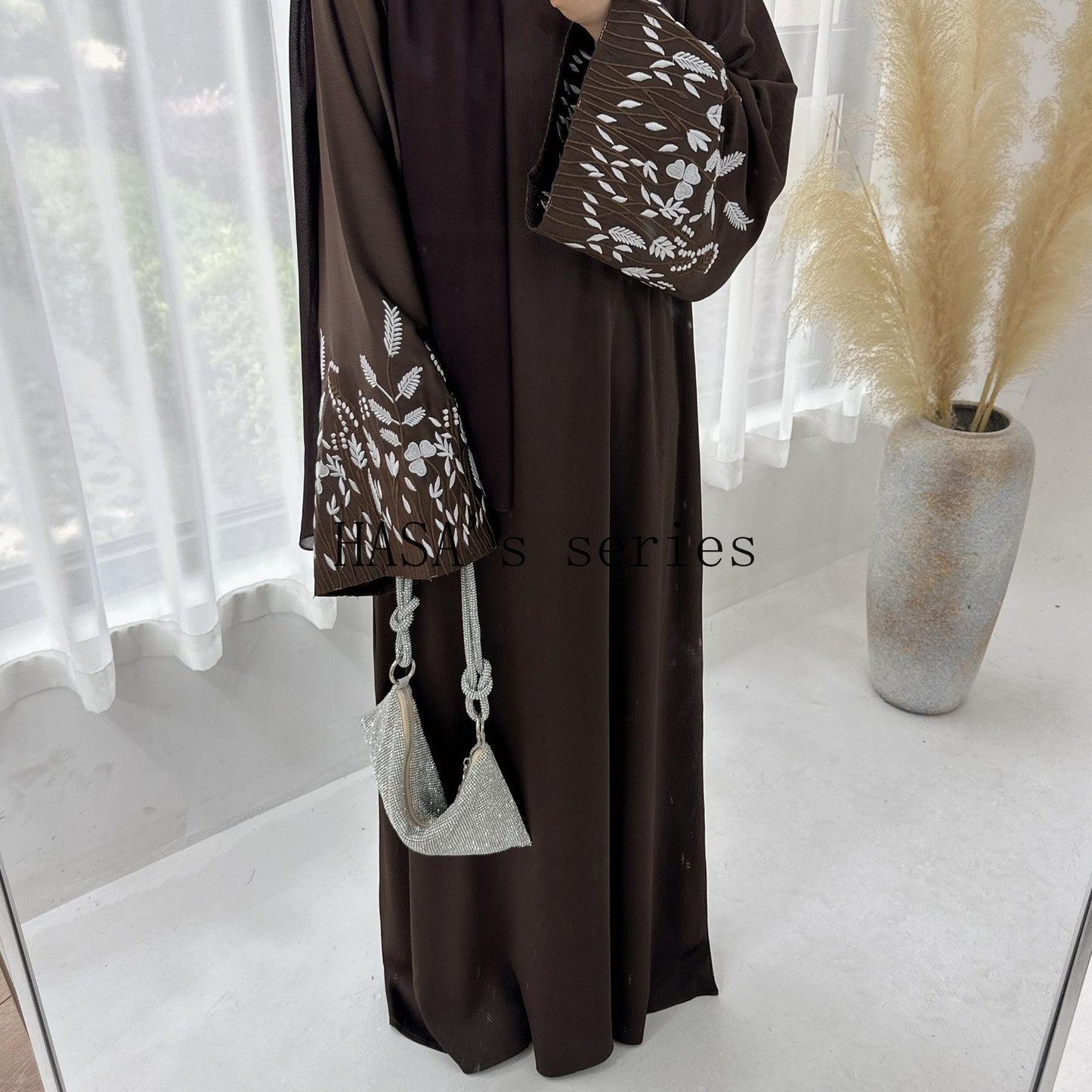 HS4832 A Long Robe with Leaf-patterned Embroidery, Showcasing Subtle Yet Exquisite Texture.
