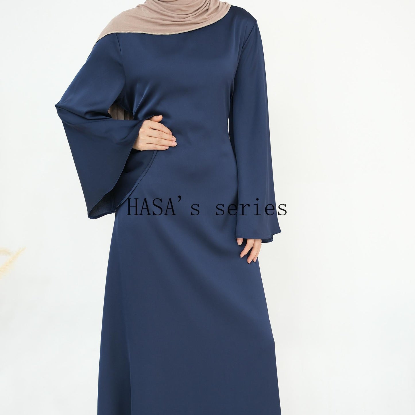 HS4847 A Long Dress with A Fitted Waist Design, Featuring A Clean and Elegant Silhouette.