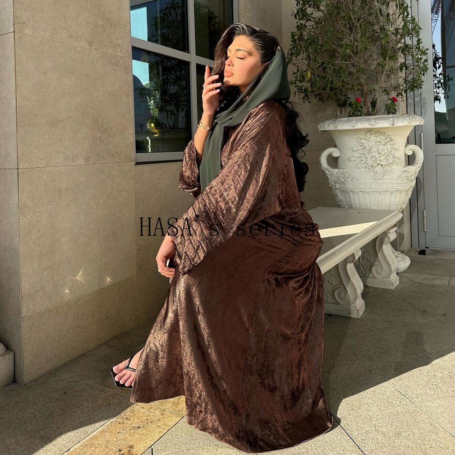 HS4844 A loose, long, robe-style dress made of velvet material, an elegant and sophisticated design with a refined texture.