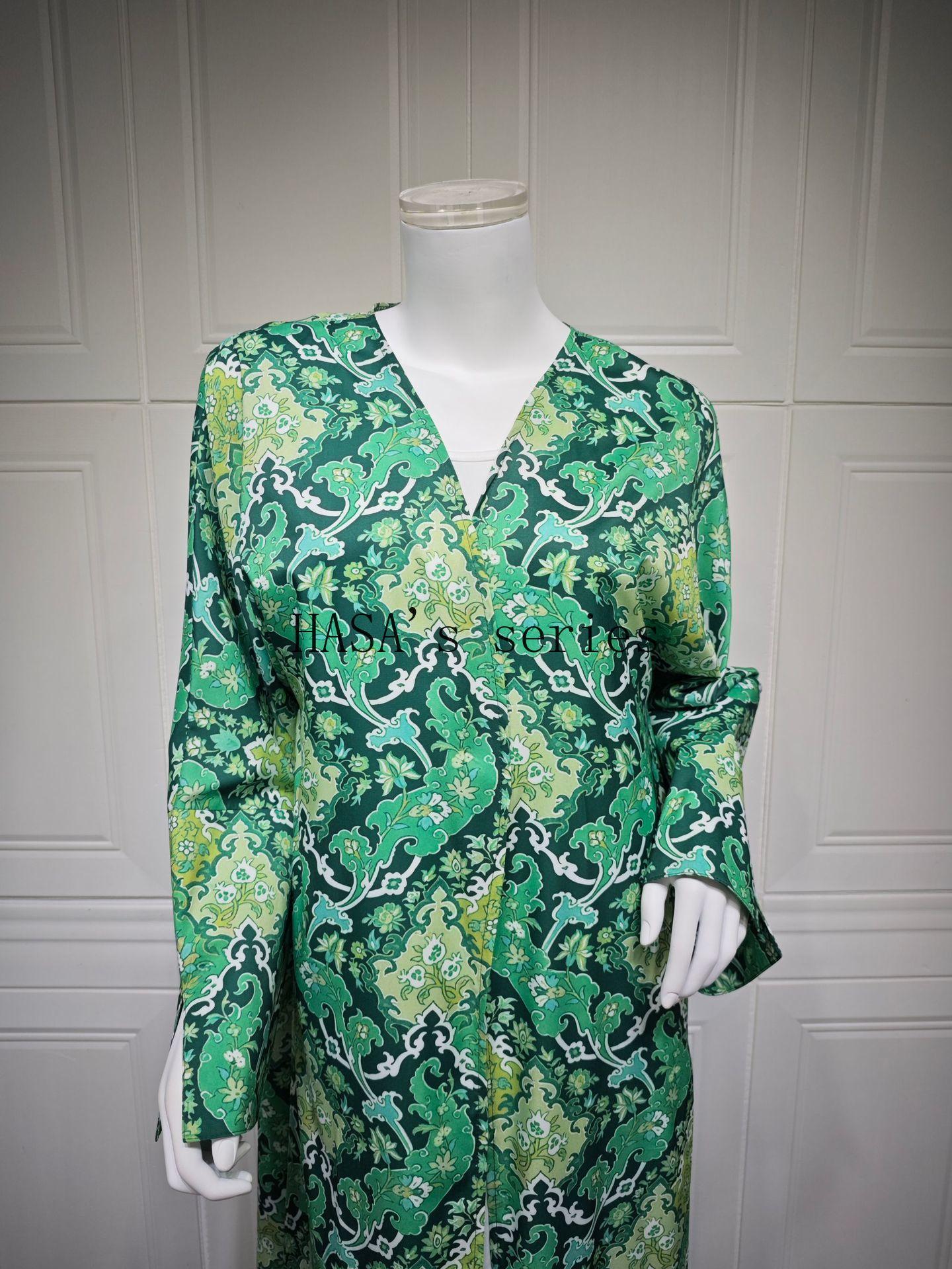 HS5088 A Stylish Two-piece Set Featuring A Snake Print Pattern, with A Loose, Shawl-style Outer Layer and A Matching Headscarf Design.