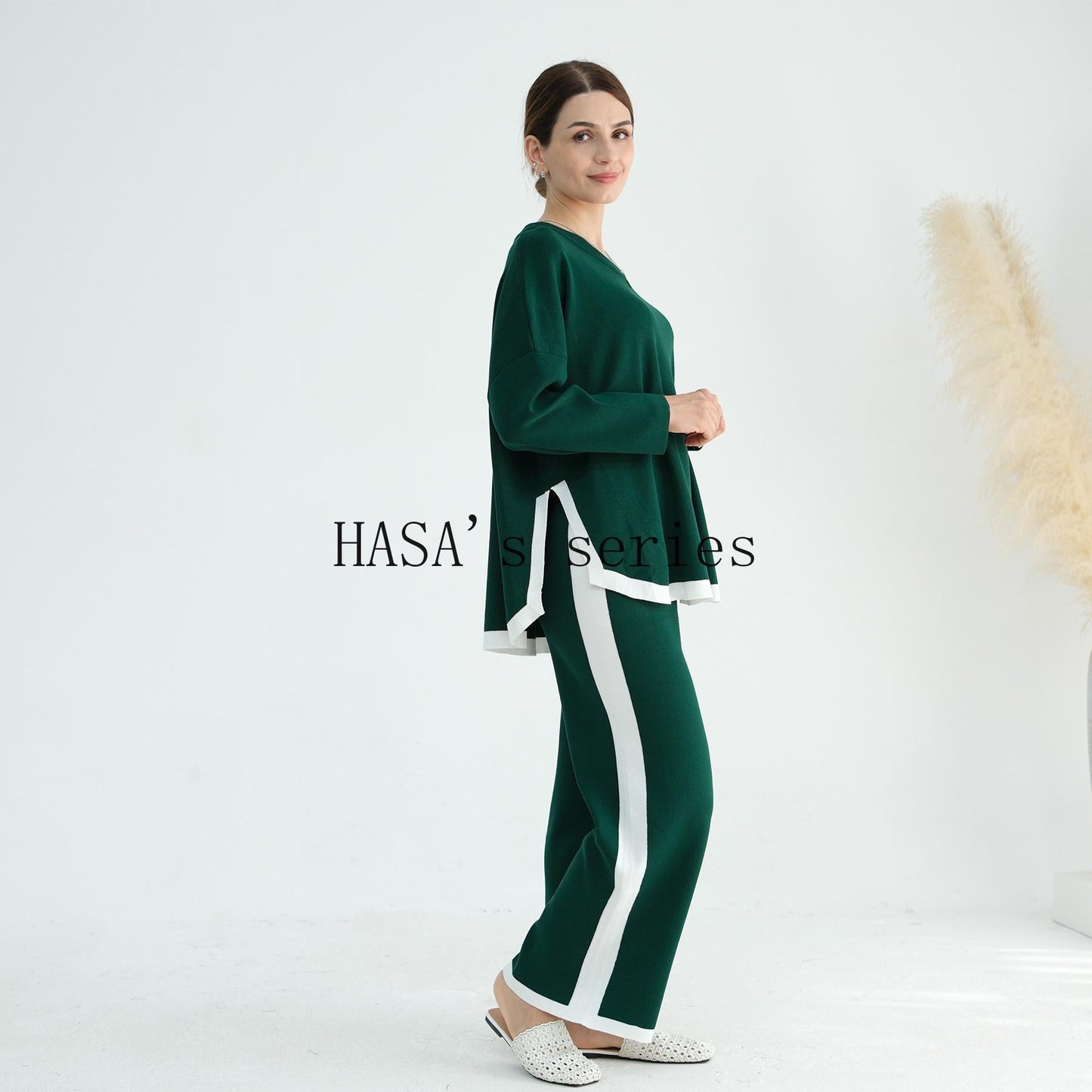 HS5149 Simple and elegant knitted set, featuring a loose-fitting, thick, long-sleeved two-piece design.