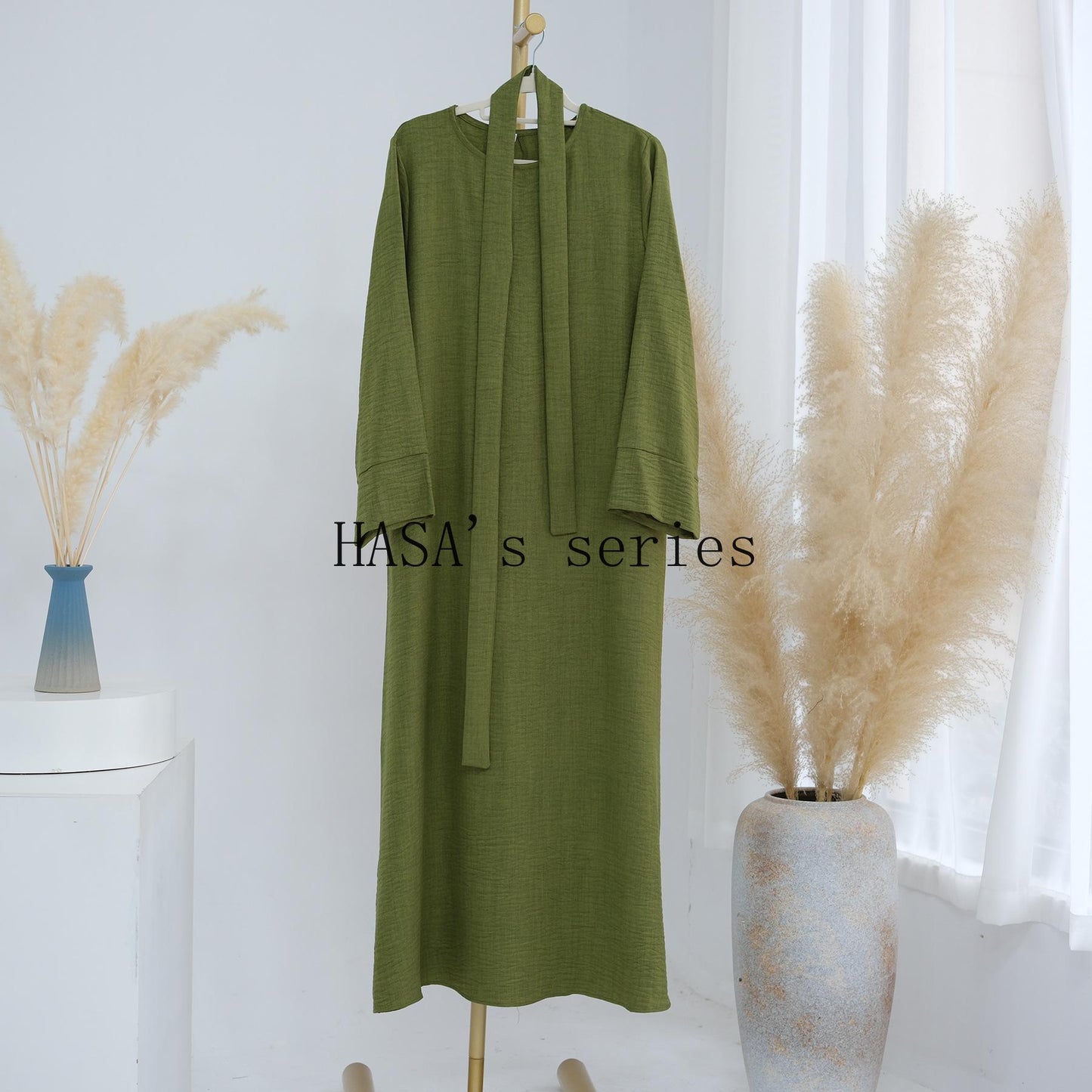 HS4848 A simple, waist-cinching spring/summer dress with a relaxed, long design.