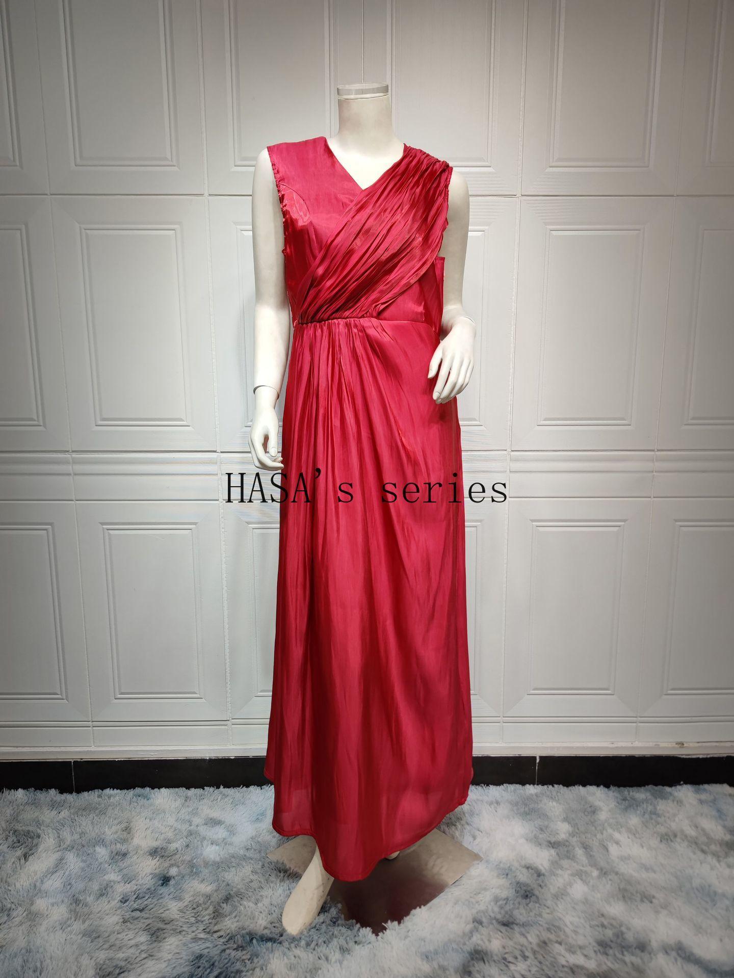 HS5094 Simple yet elegant and lustrous silk suit, featuring an elegantly pleated two-piece dress design.